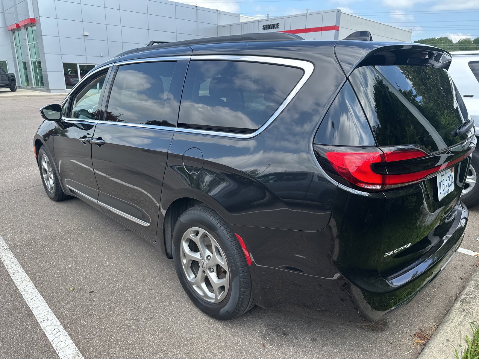 Thumbnail: 2023 Chrysler Pacifica - 4