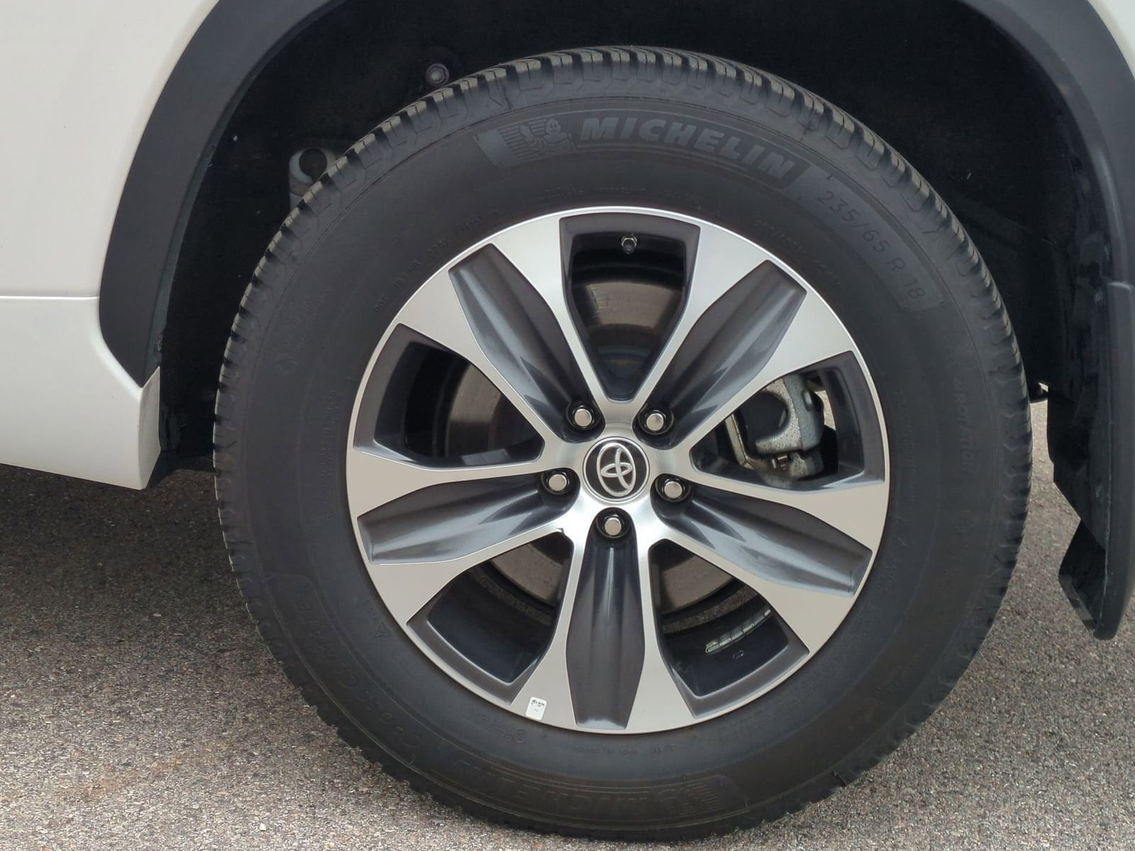 Thumbnail: 2023 Toyota Highlander - 14