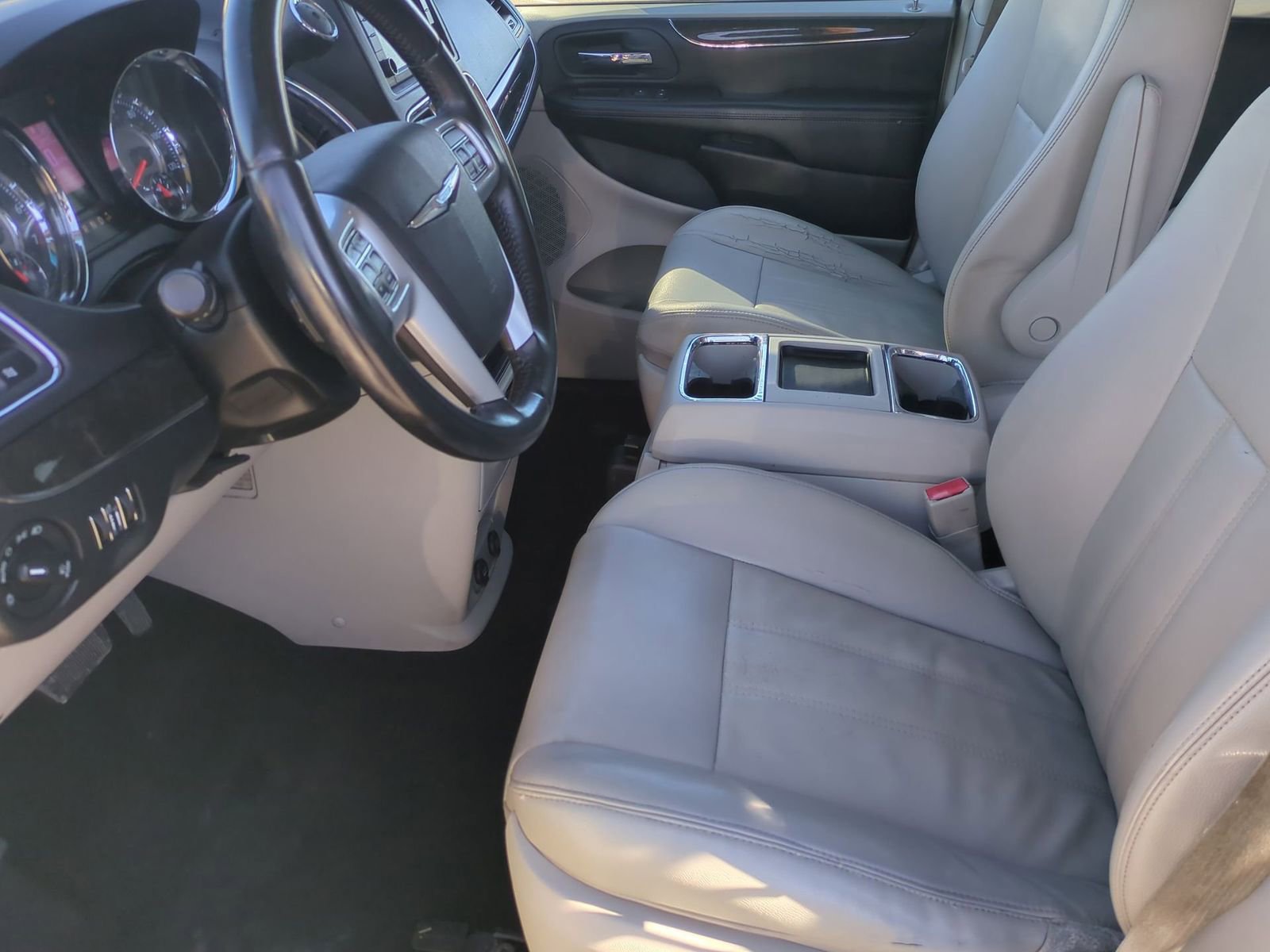 Thumbnail: 2013 Chrysler Town & Country - 16