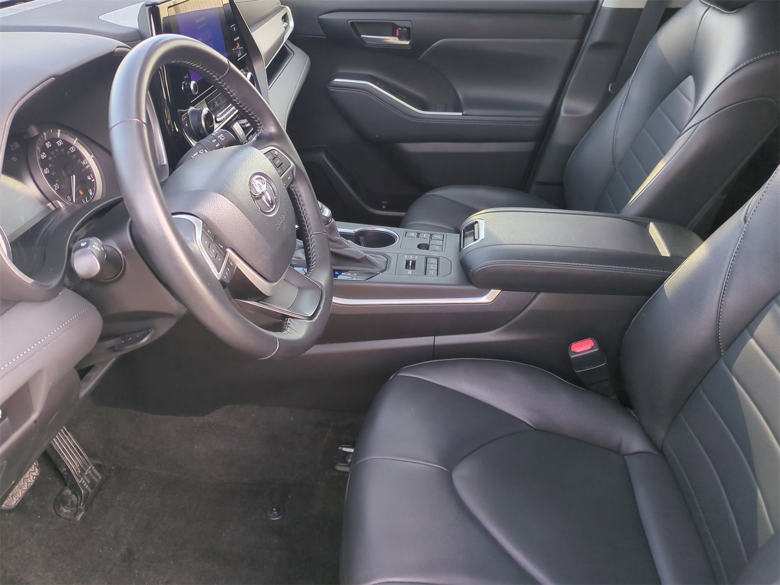 Thumbnail: 2023 Toyota Highlander - 16