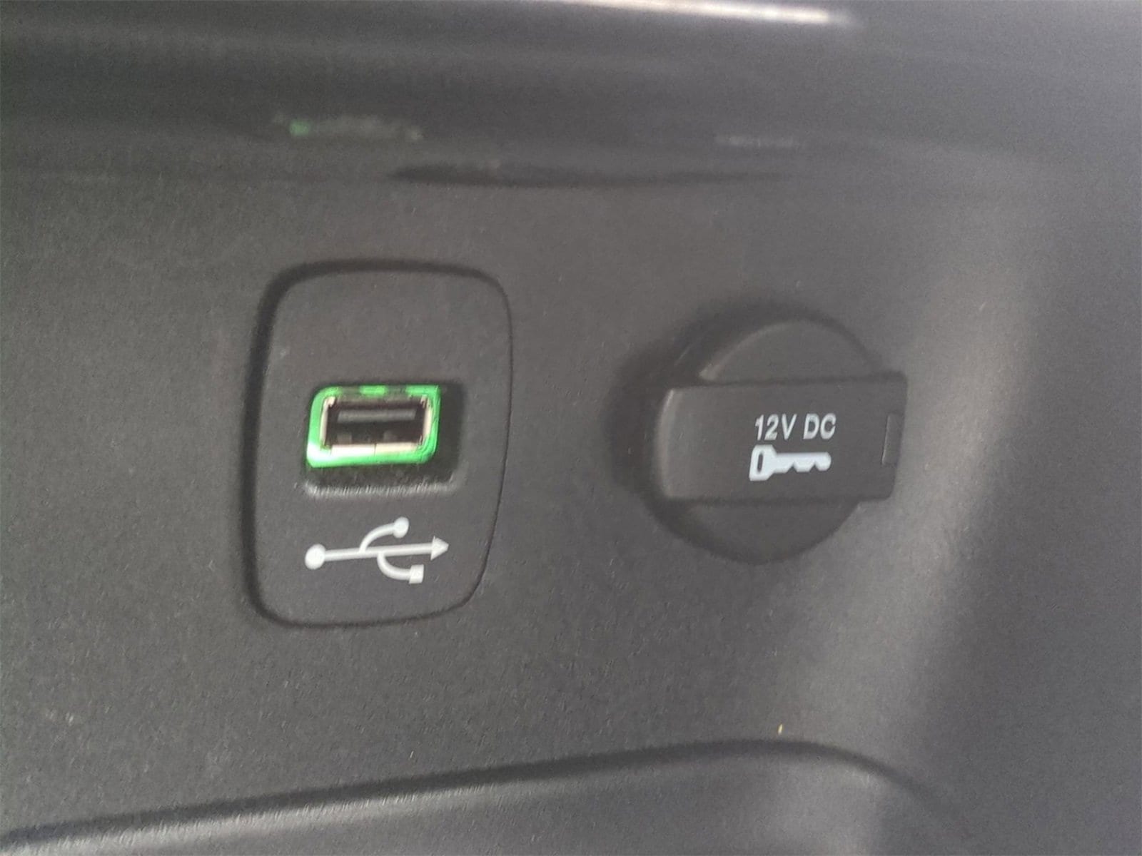 Thumbnail: 2013 Chrysler 200 - 28