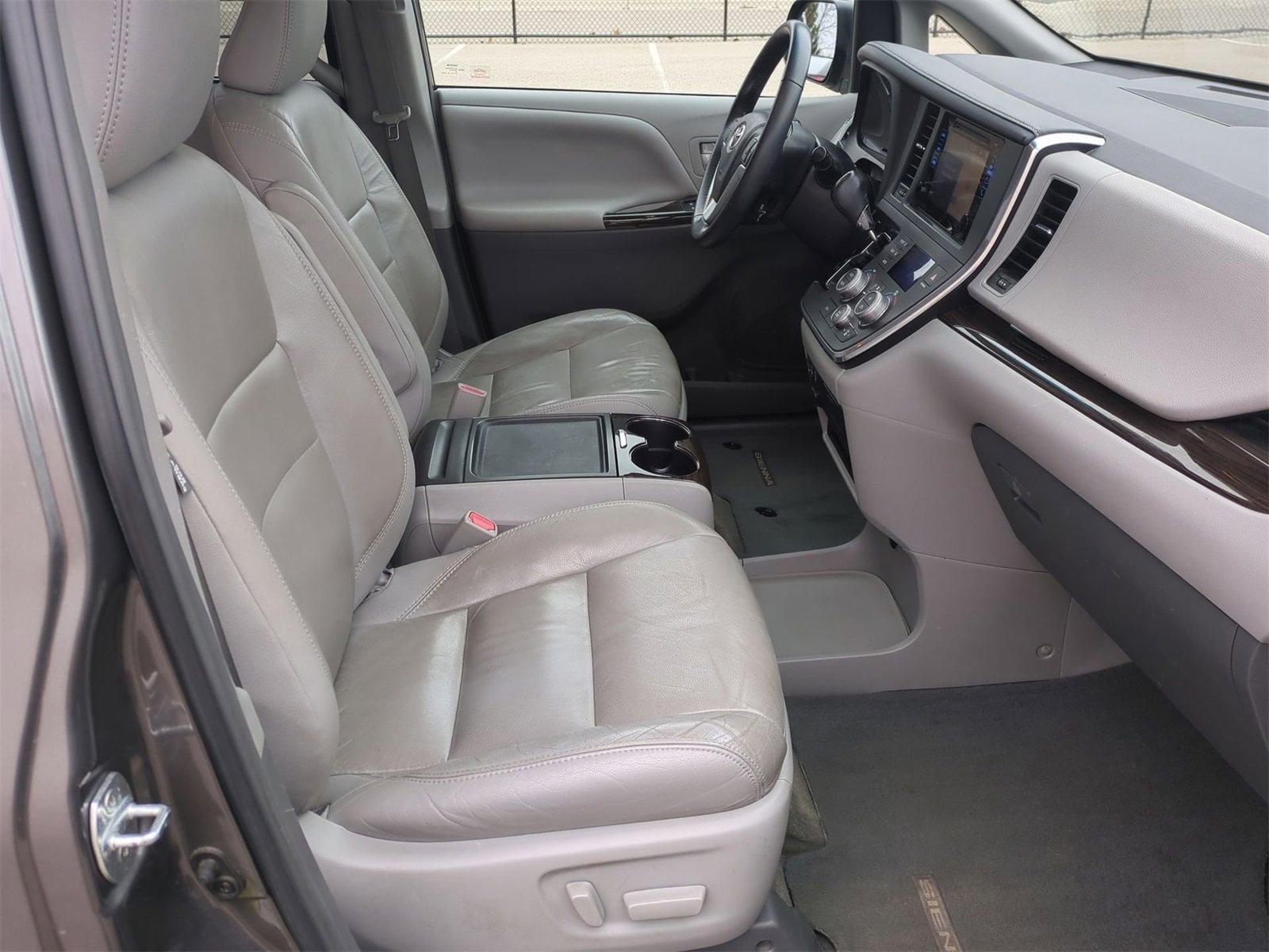 Thumbnail: 2017 Toyota Sienna - 23