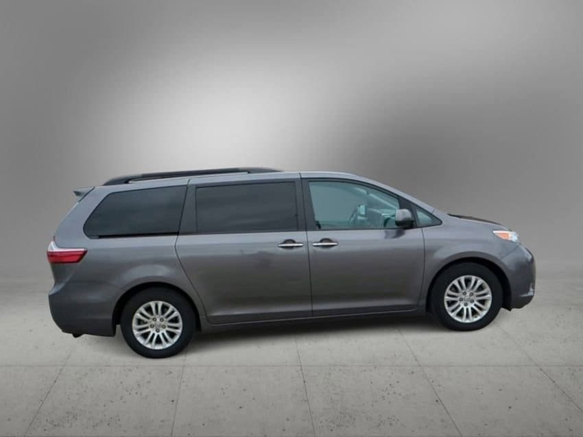 Thumbnail: 2017 Toyota Sienna - 9