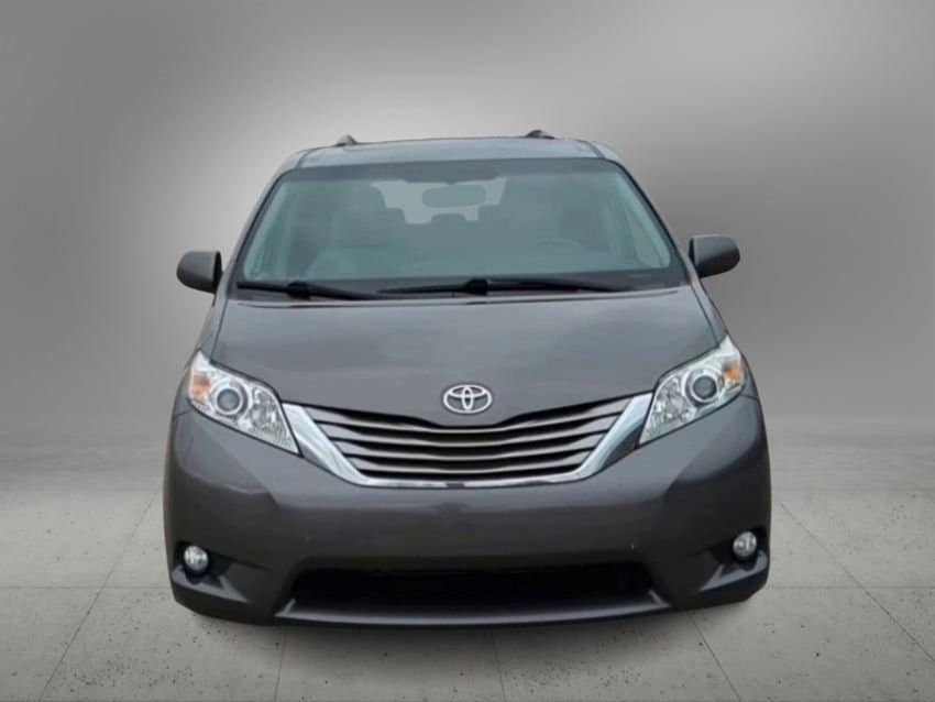 Thumbnail: 2017 Toyota Sienna - 3