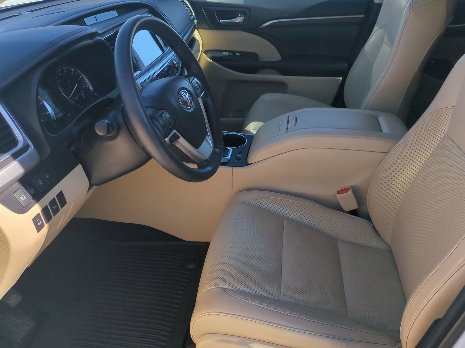 Thumbnail: 2016 Toyota Highlander - 16