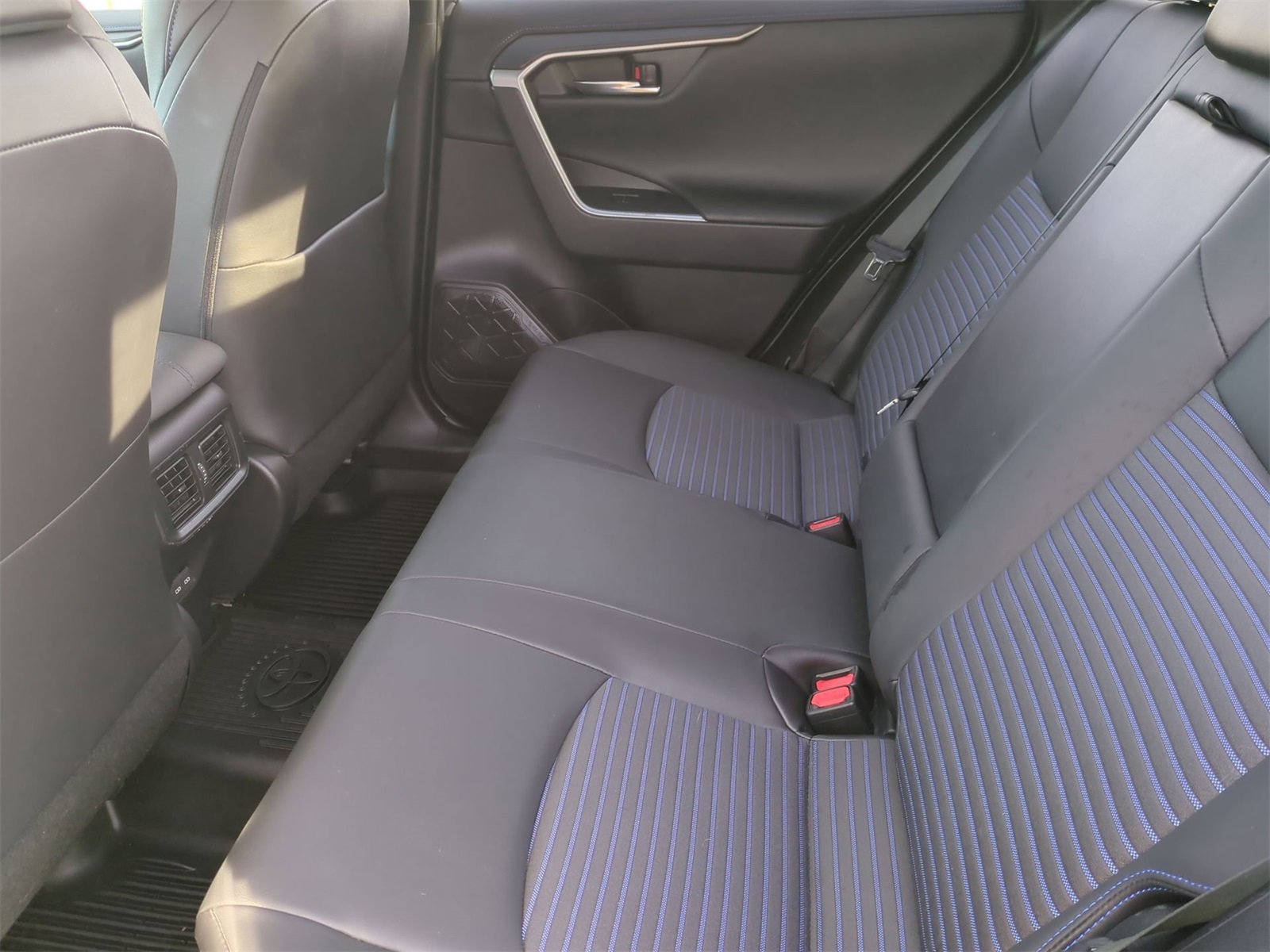 Thumbnail: 2022 Toyota RAV4 - 20