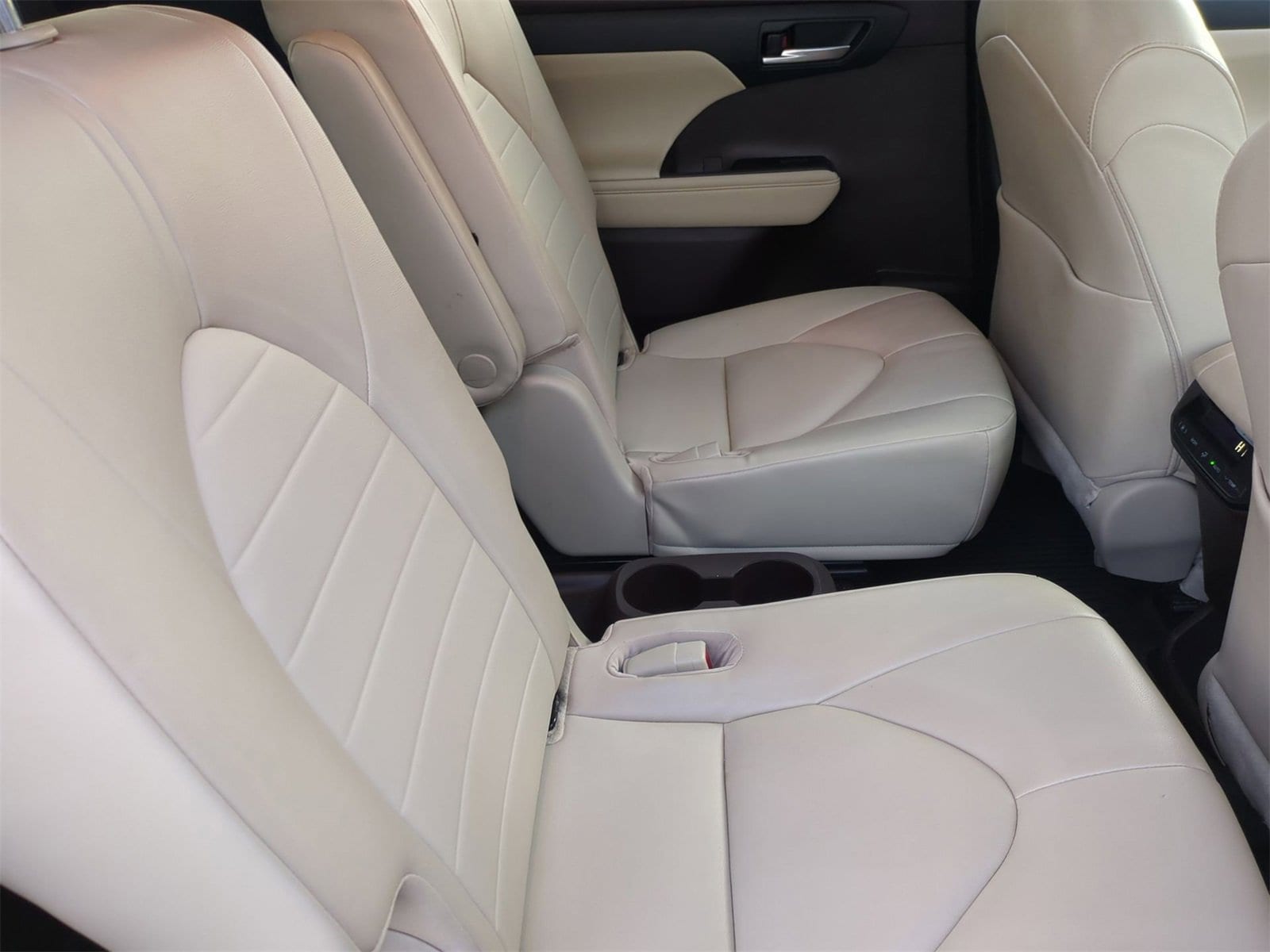 Thumbnail: 2022 Toyota Highlander - 21