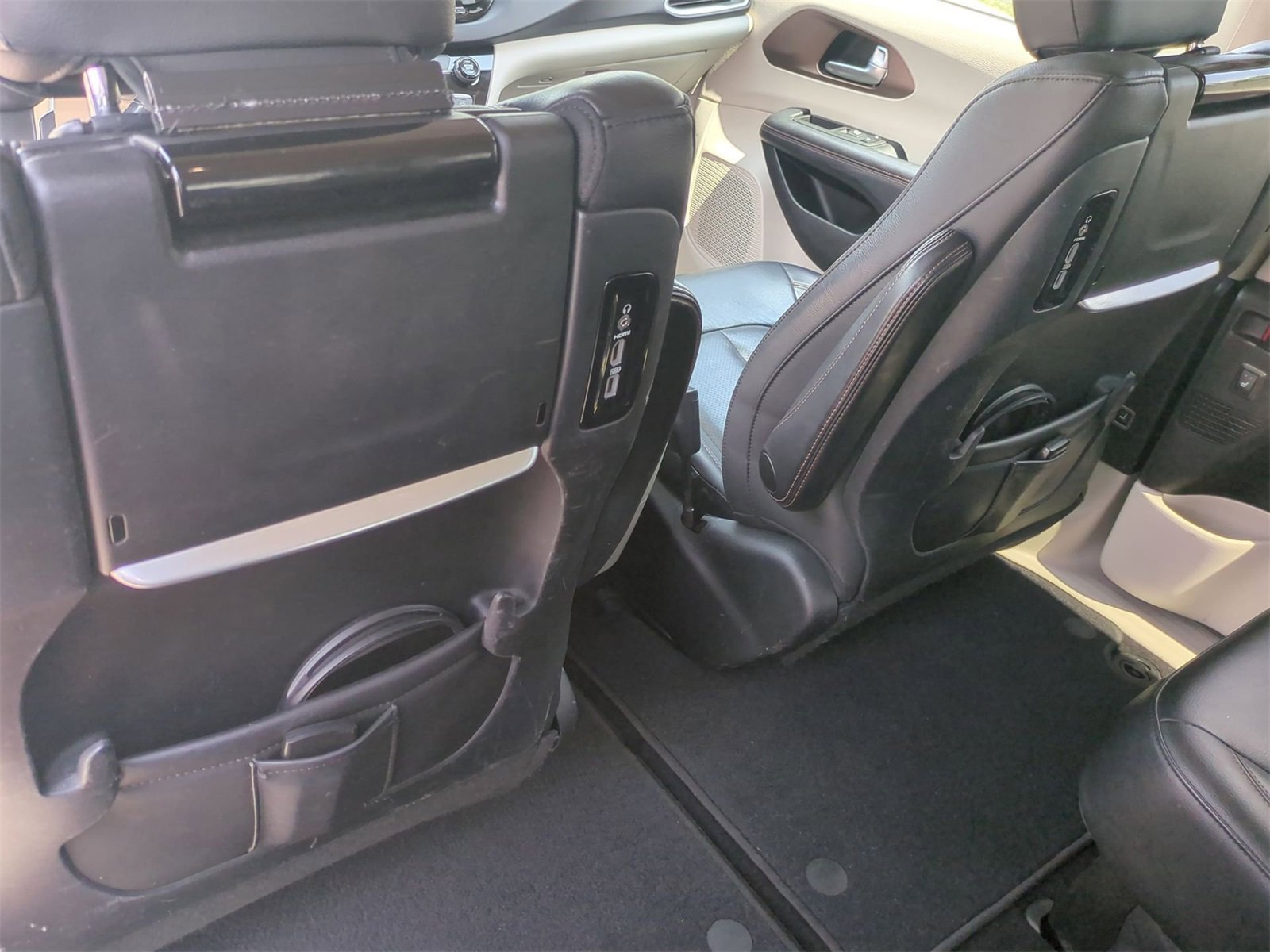 Thumbnail: 2017 Chrysler Pacifica - 18
