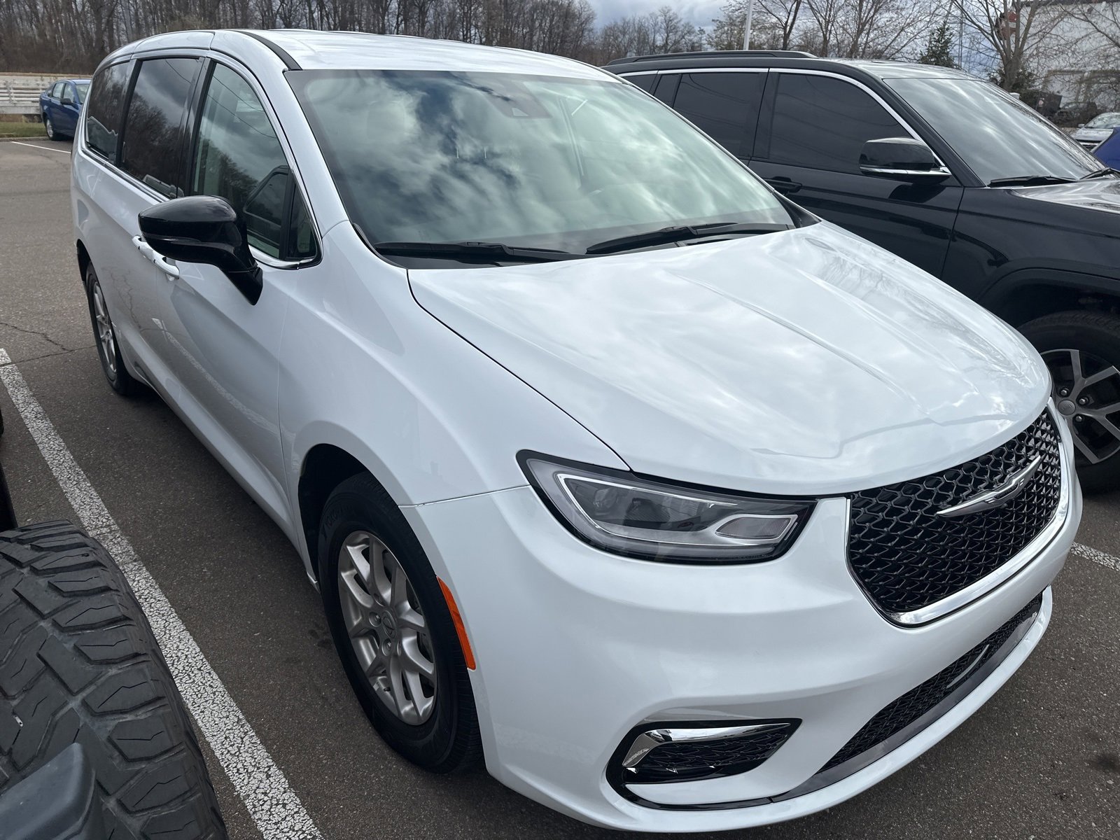 2024 Chrysler Pacifica Touring L photo 2