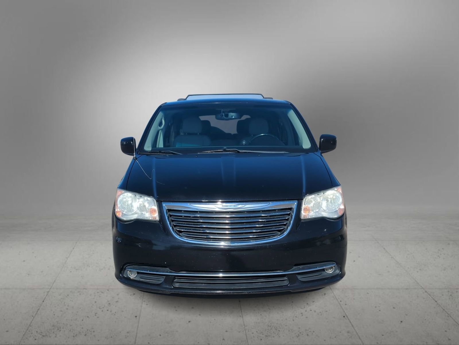 Thumbnail: 2013 Chrysler Town & Country - 3