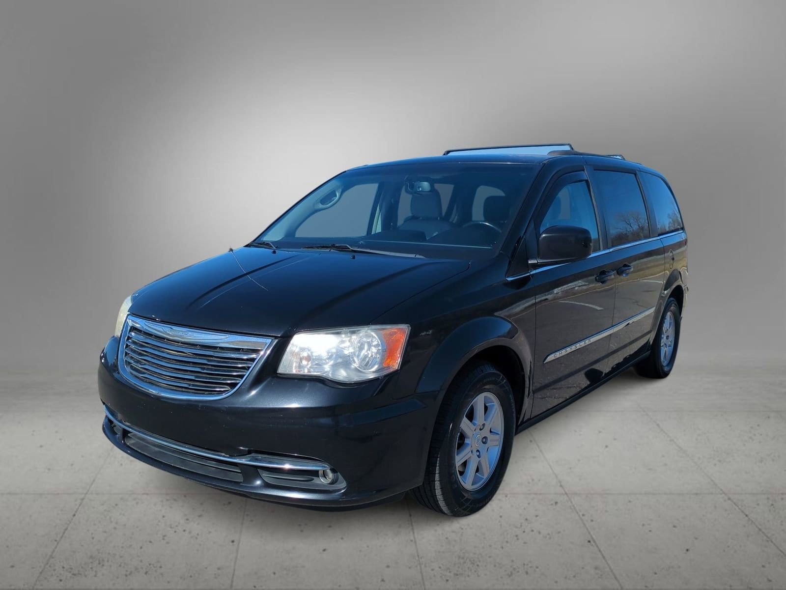 Thumbnail: 2013 Chrysler Town & Country - 4