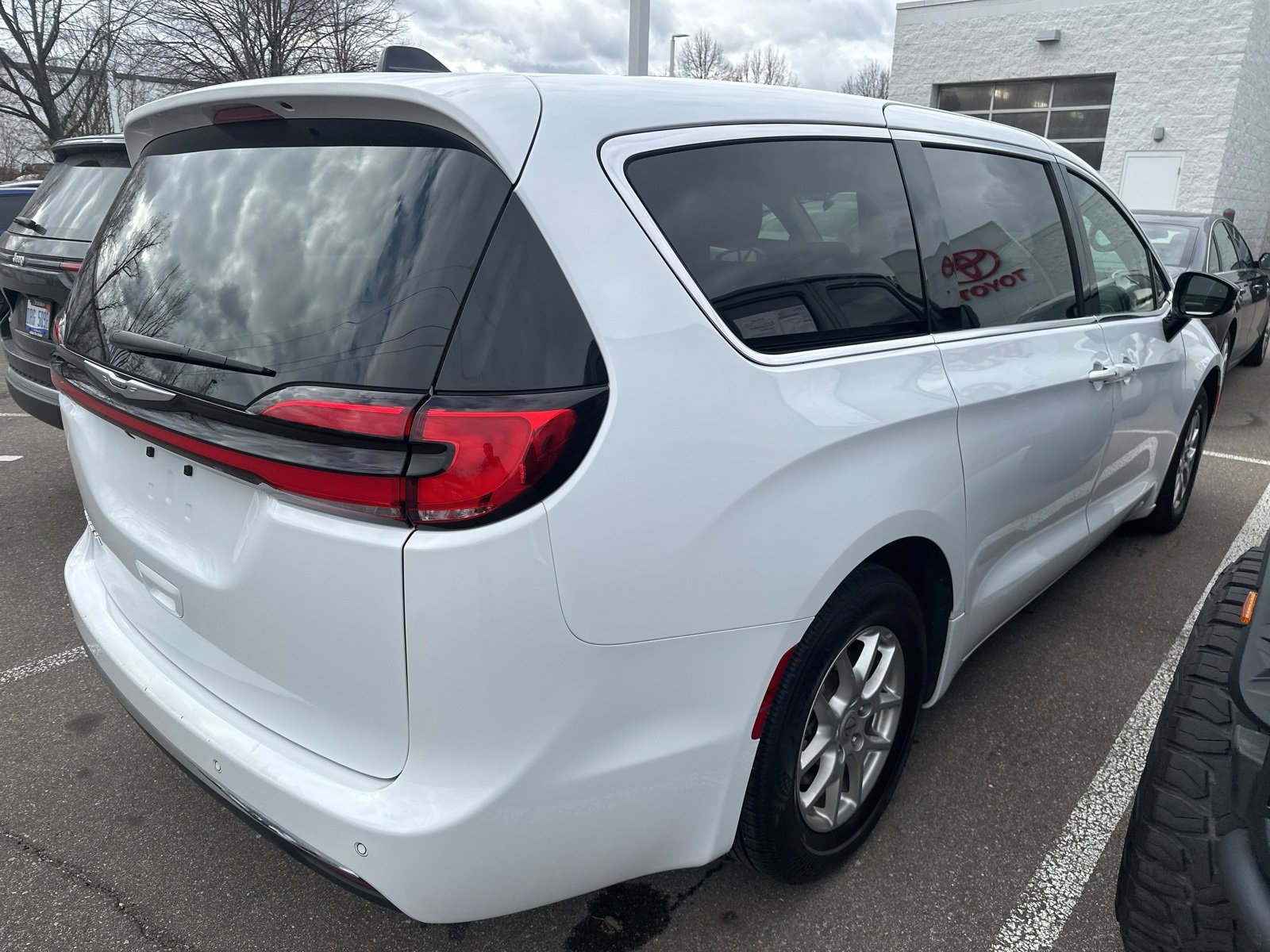 2024 Chrysler Pacifica Touring L photo 3