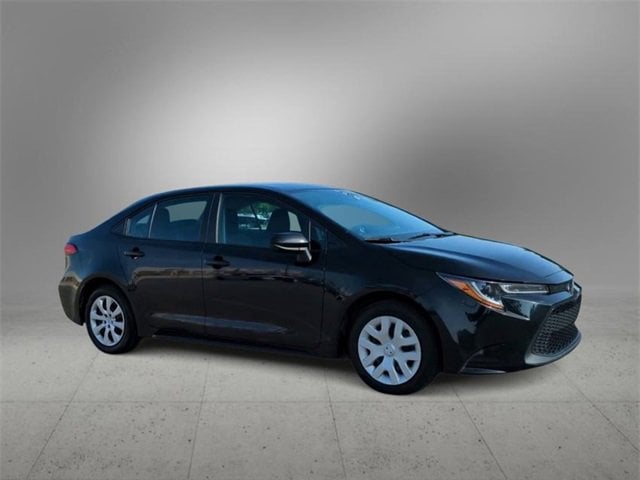 Used 2022 Toyota Corolla LE with VIN 5YFEPMAE6NP298554 for sale in Farmington, MI