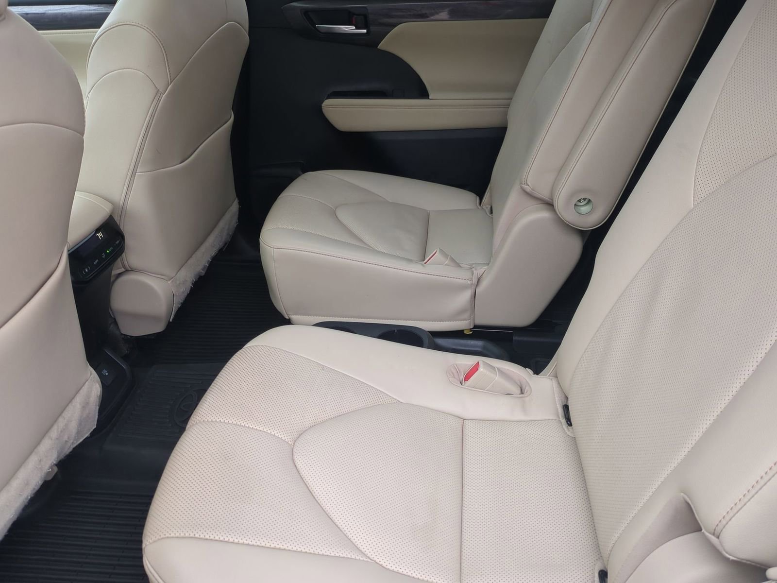 Thumbnail: 2023 Toyota Highlander - 20