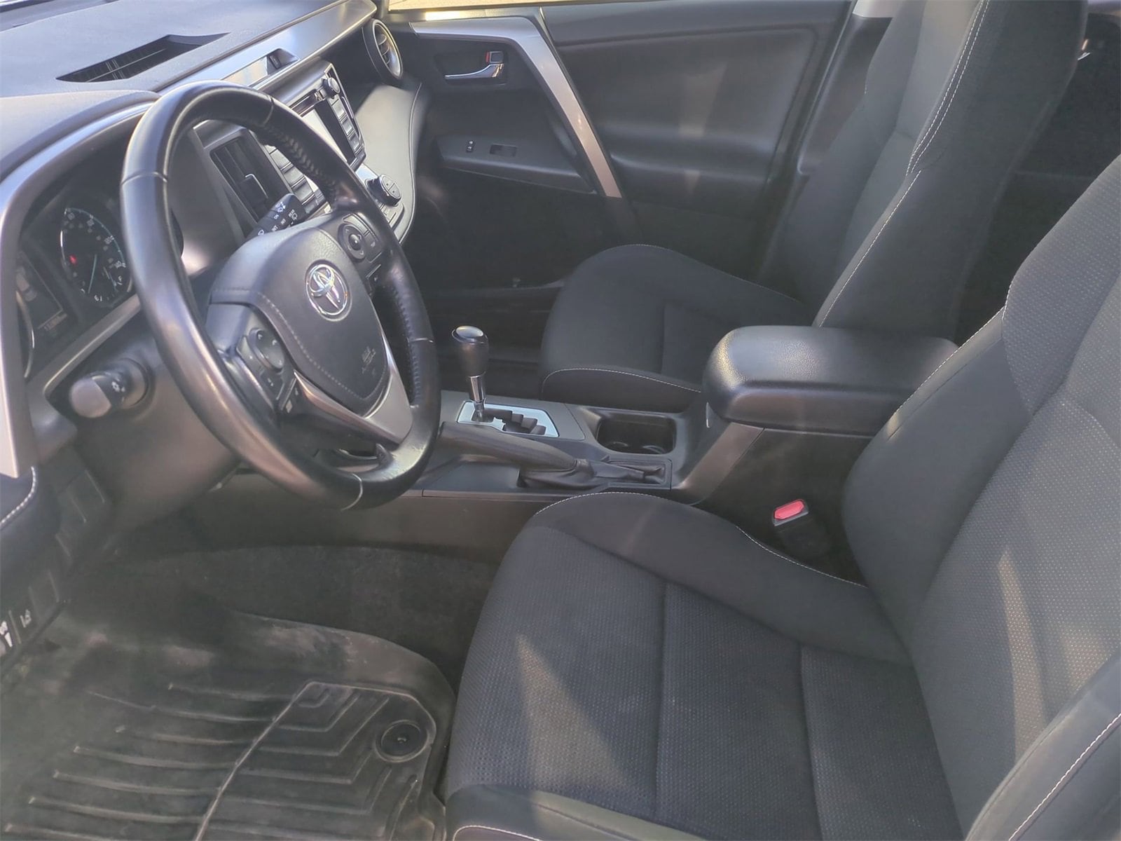 Thumbnail: 2018 Toyota RAV4 - 16