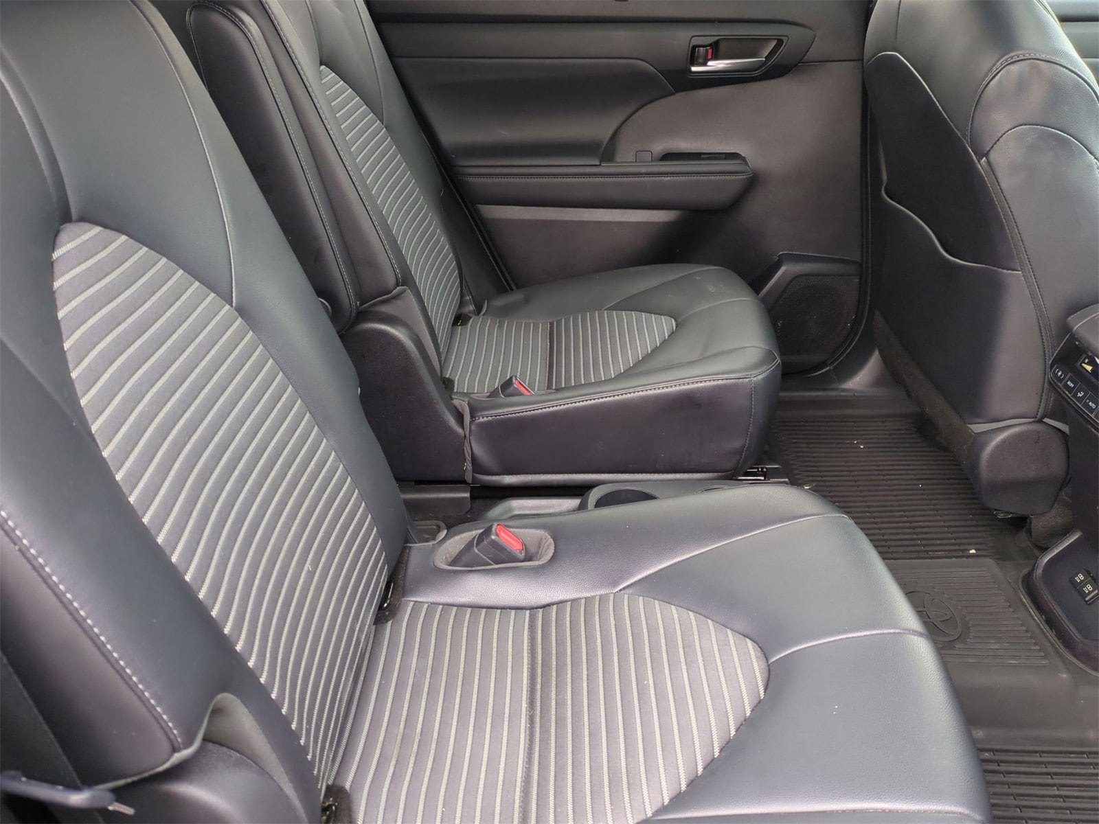 Thumbnail: 2021 Toyota Highlander - 21