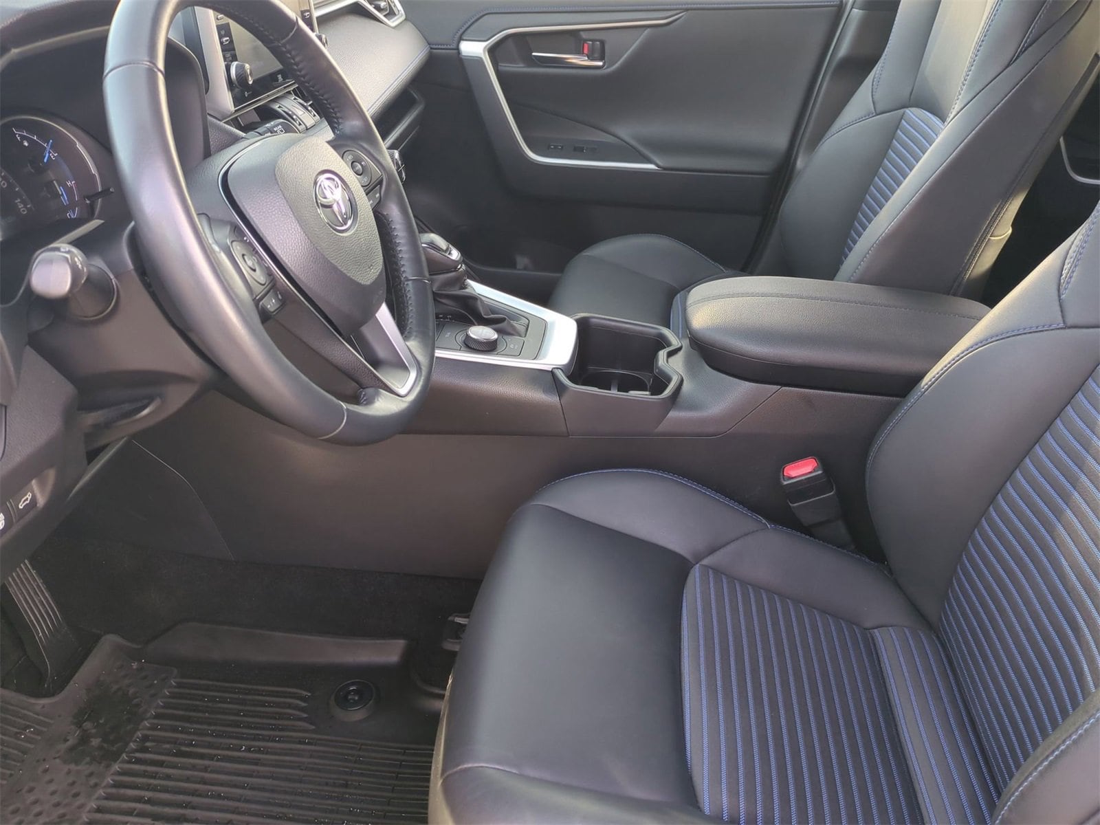 Thumbnail: 2022 Toyota RAV4 - 16