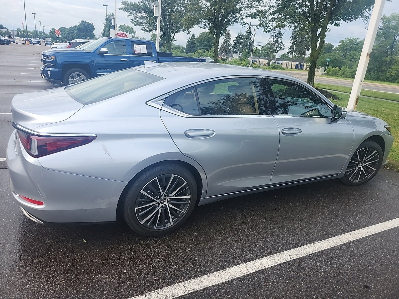 Thumbnail: 2025 Lexus ES - 3