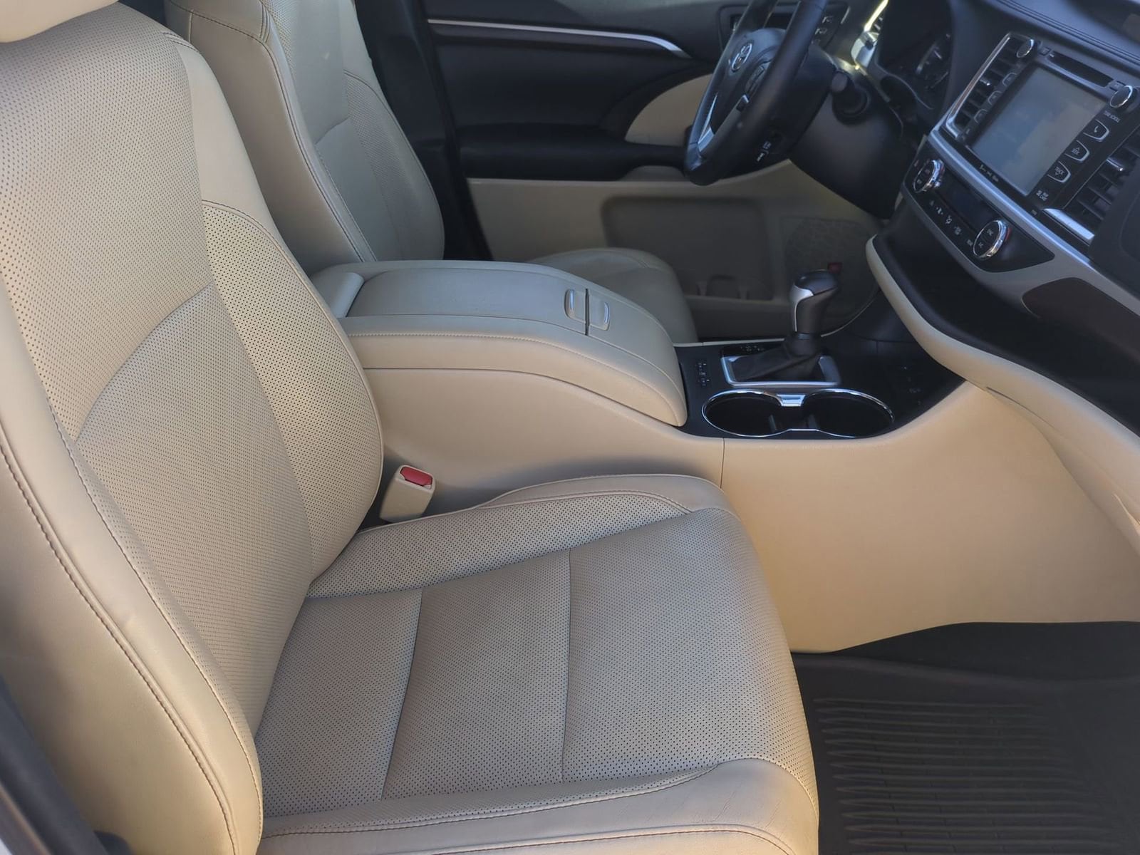 Thumbnail: 2016 Toyota Highlander - 23