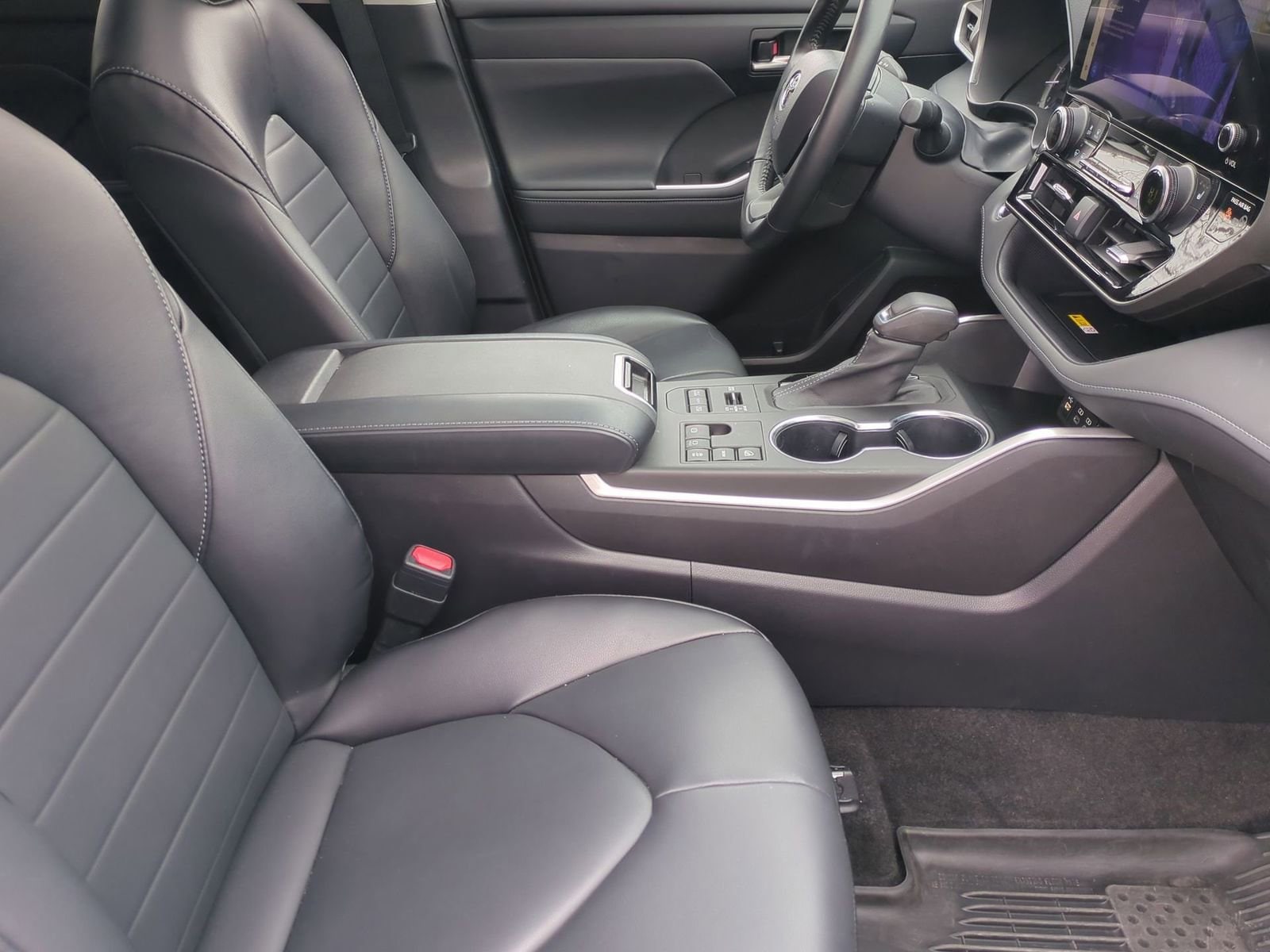 Thumbnail: 2023 Toyota Highlander - 24