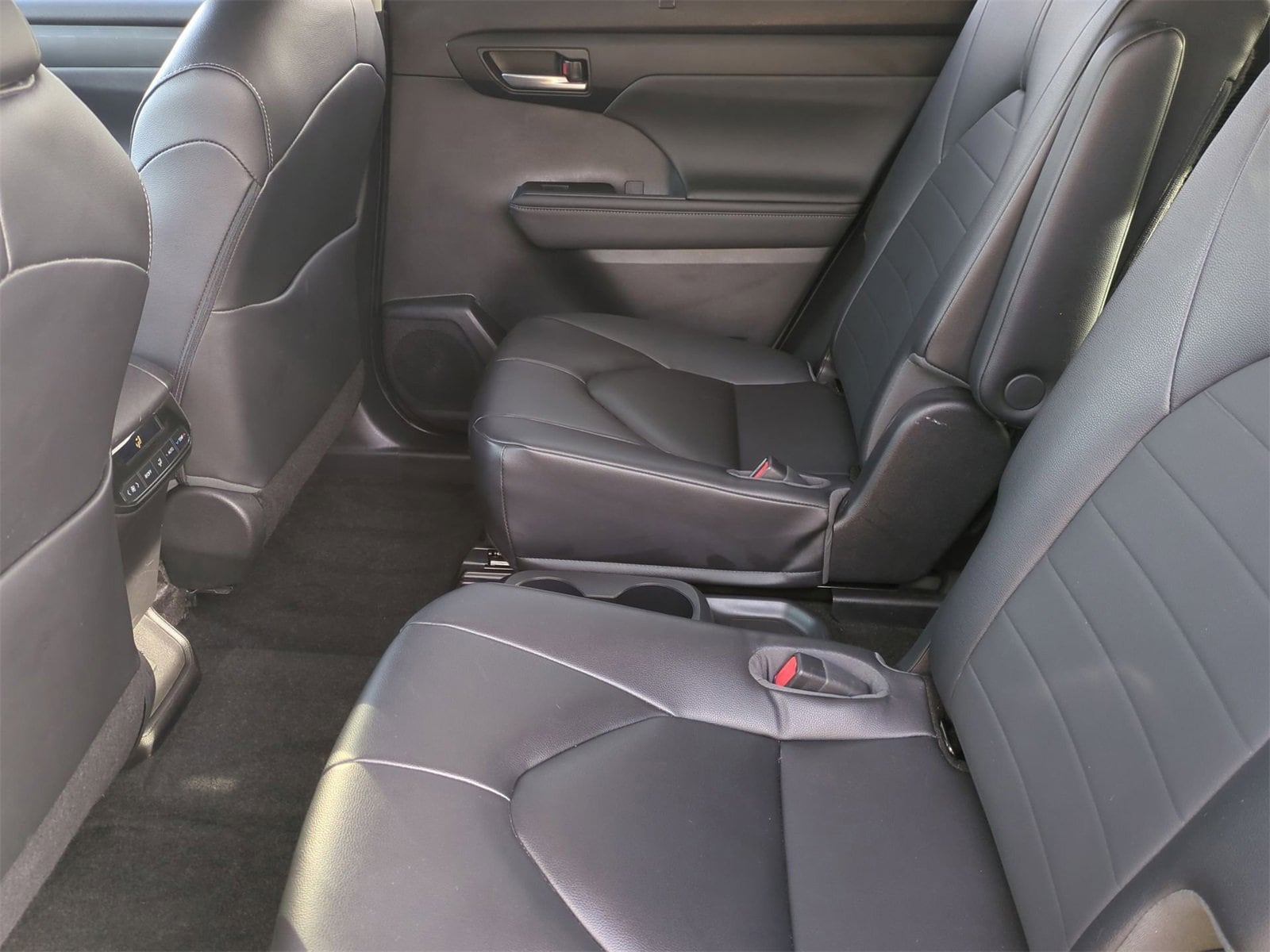 Thumbnail: 2023 Toyota Highlander - 20