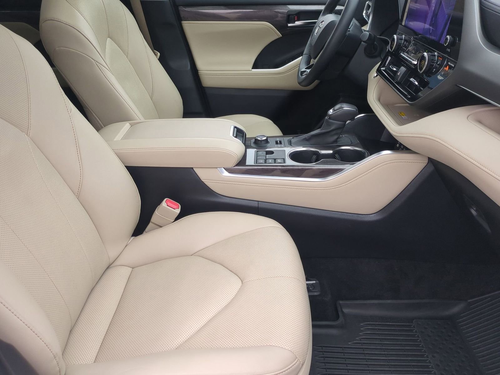 Thumbnail: 2023 Toyota Highlander - 23