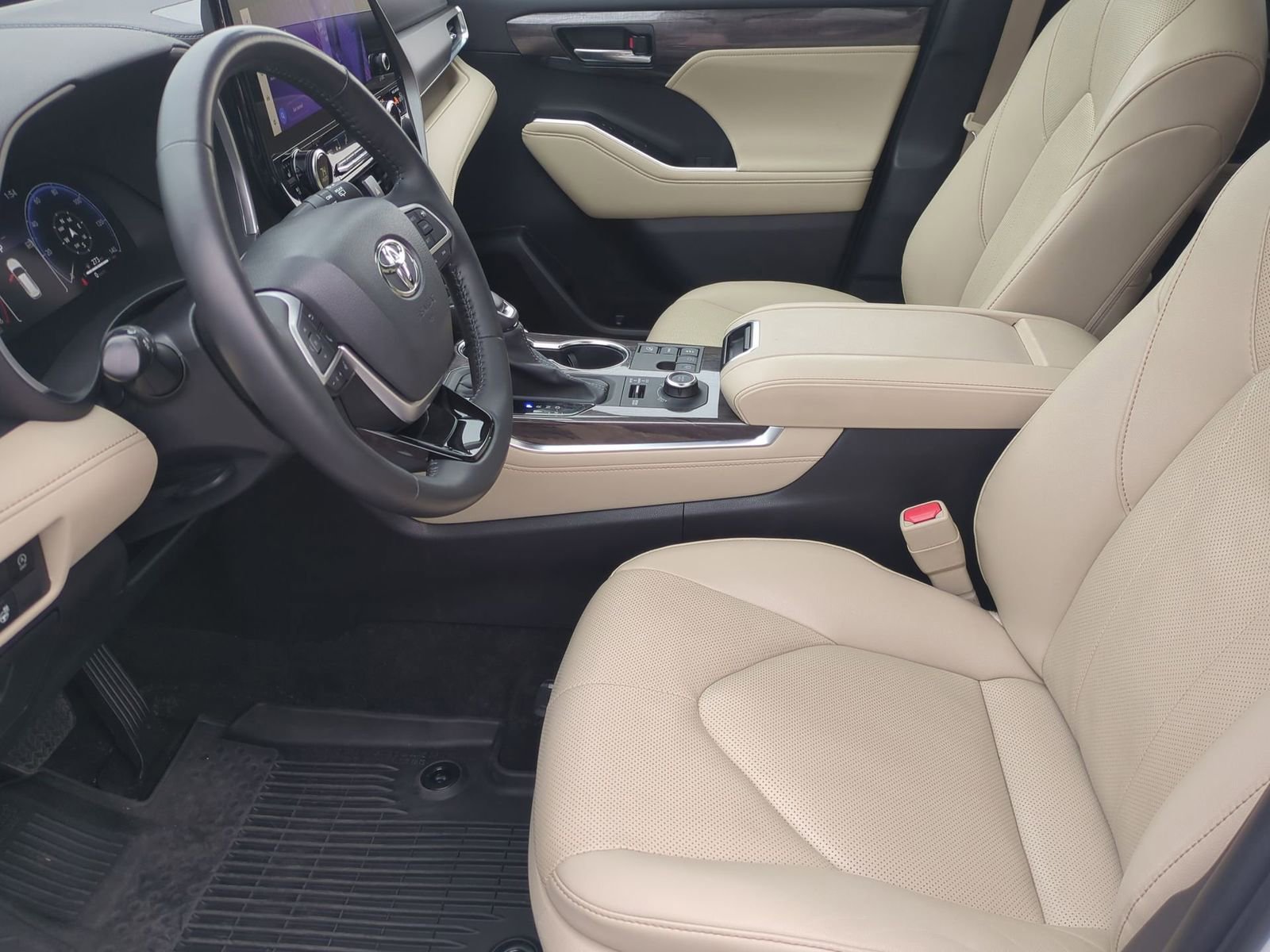 Thumbnail: 2023 Toyota Highlander - 16