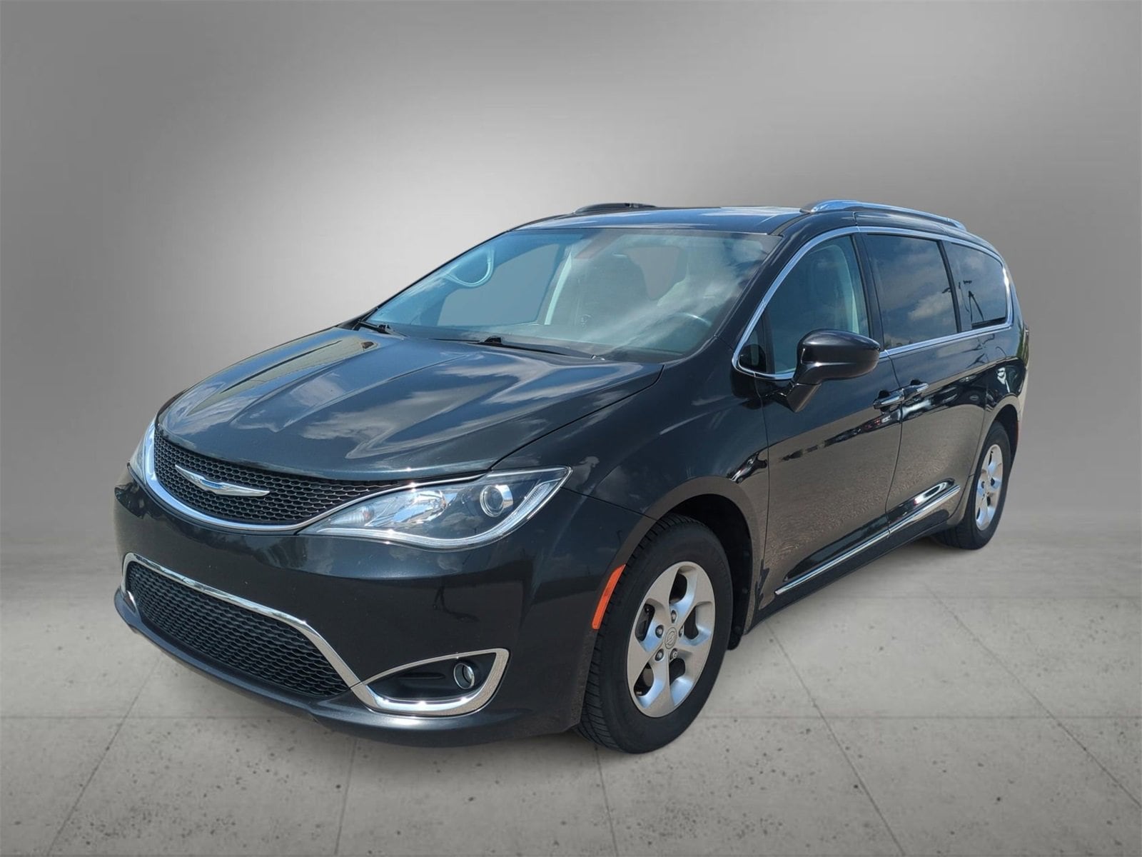 Thumbnail: 2017 Chrysler Pacifica - 4