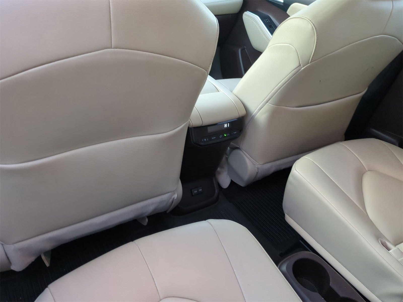 Thumbnail: 2022 Toyota Highlander - 18