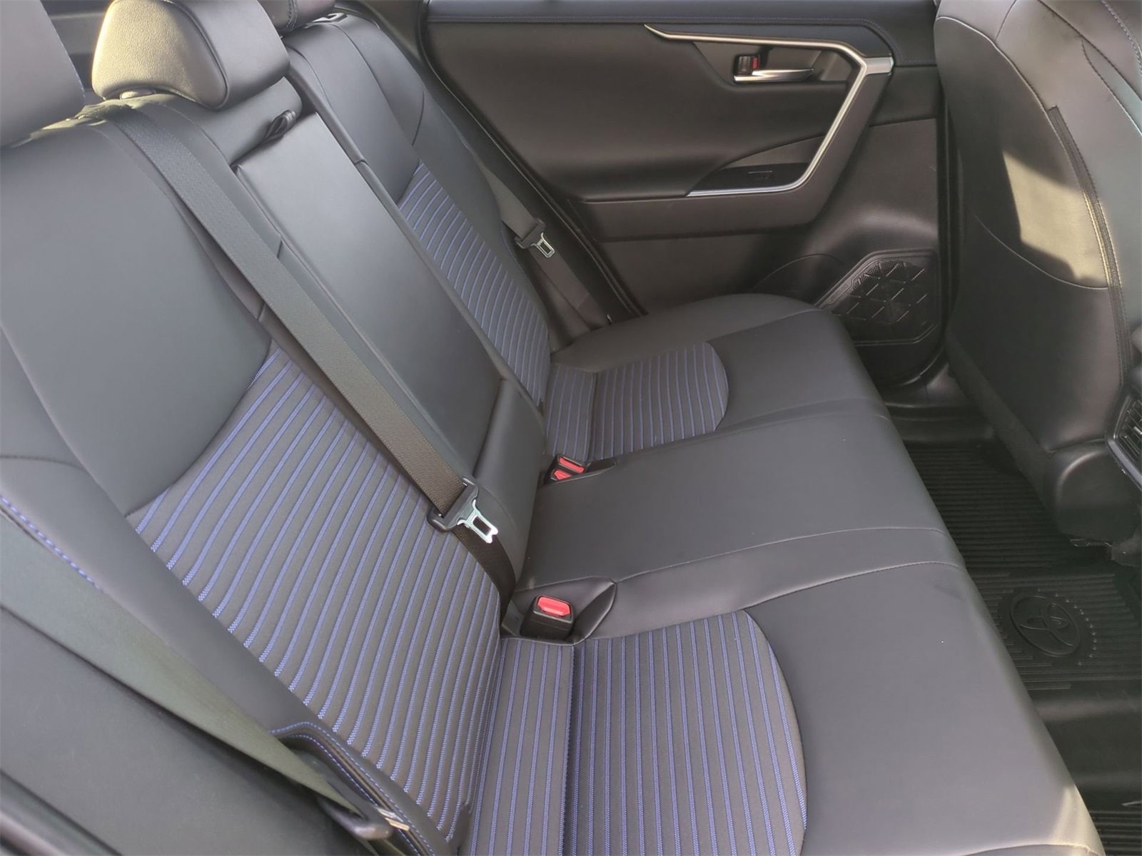 Thumbnail: 2022 Toyota RAV4 - 21