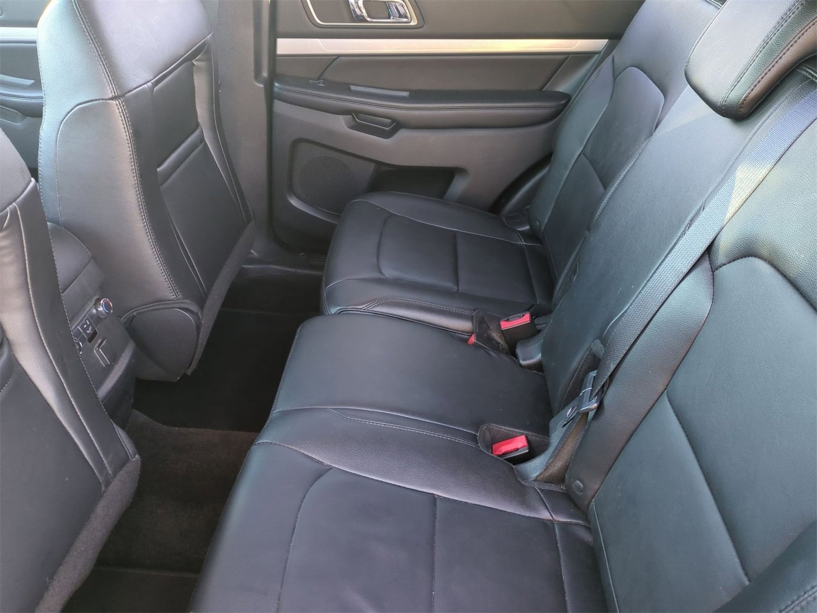 Thumbnail: 2016 Ford Explorer - 20