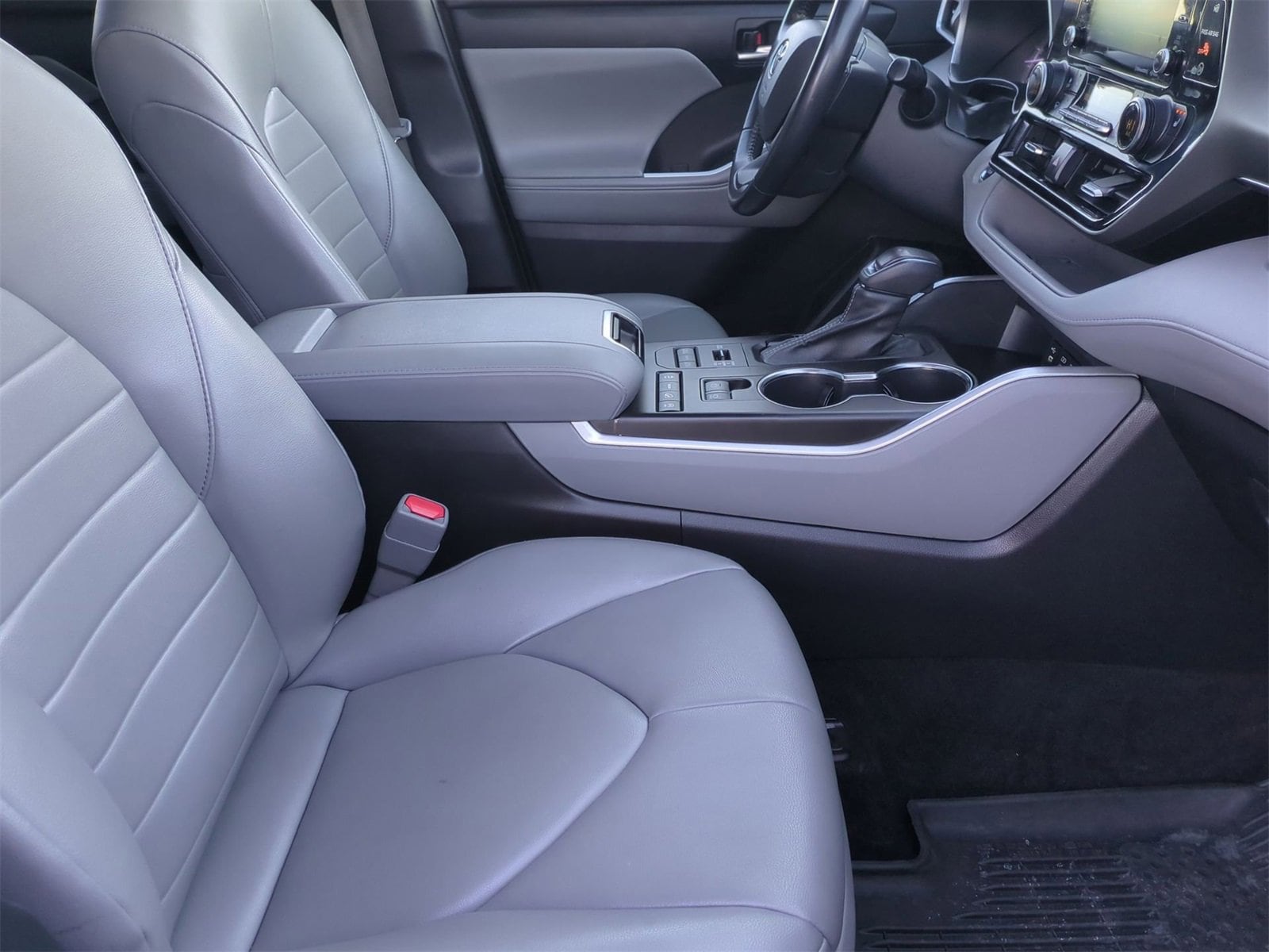 Thumbnail: 2022 Toyota Highlander - 24