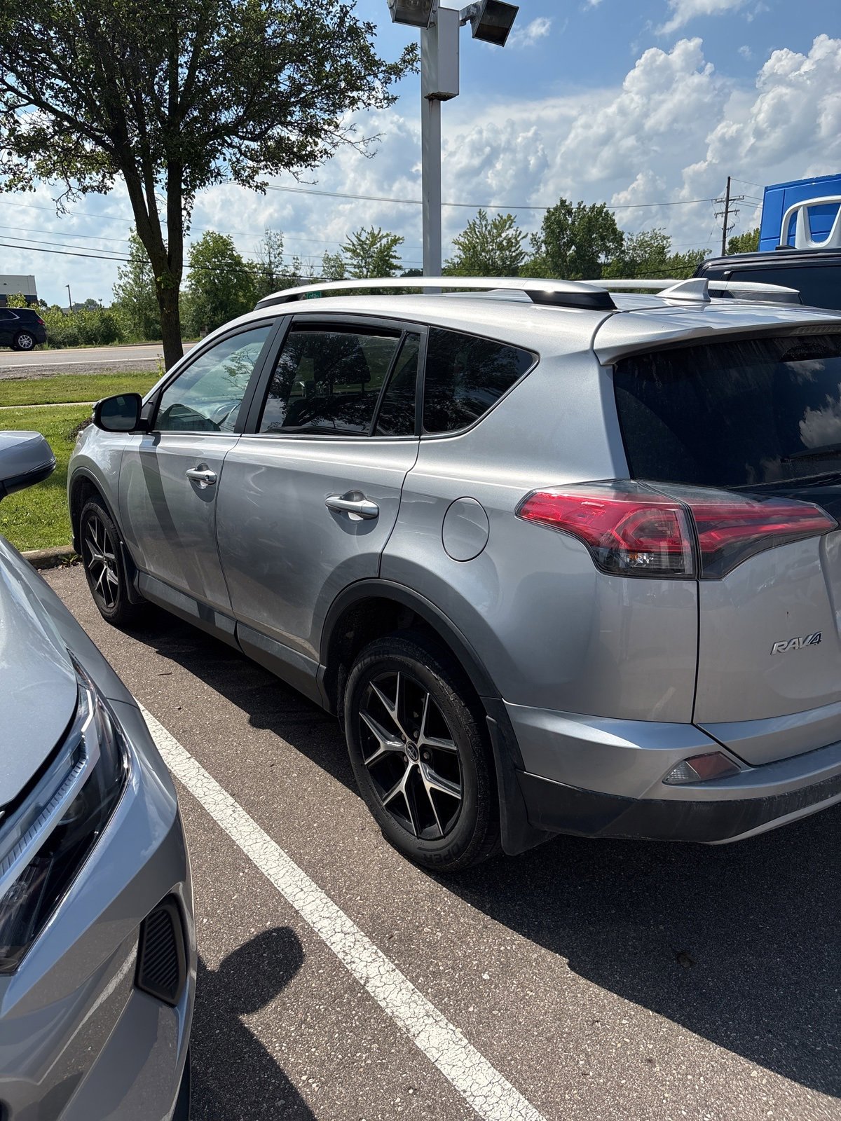 Thumbnail: 2017 Toyota RAV4 - 9