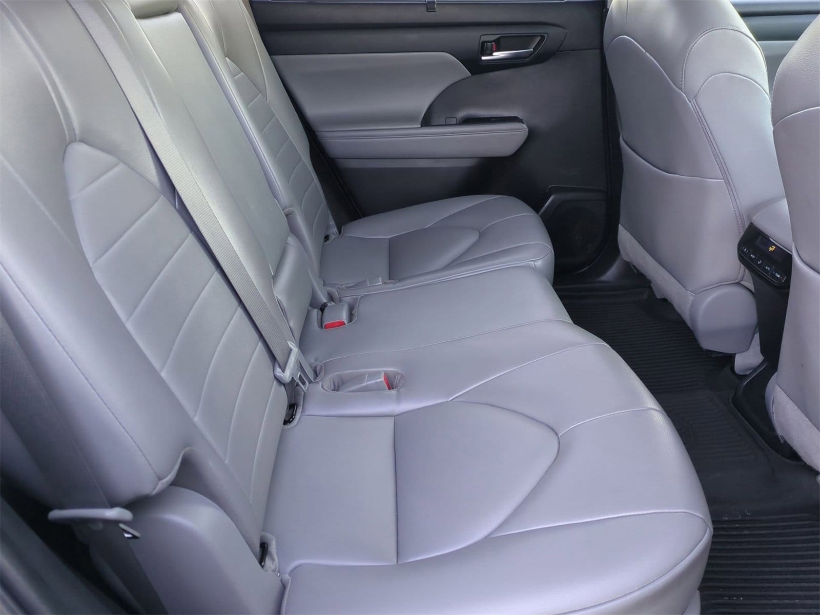 Thumbnail: 2022 Toyota Highlander - 21