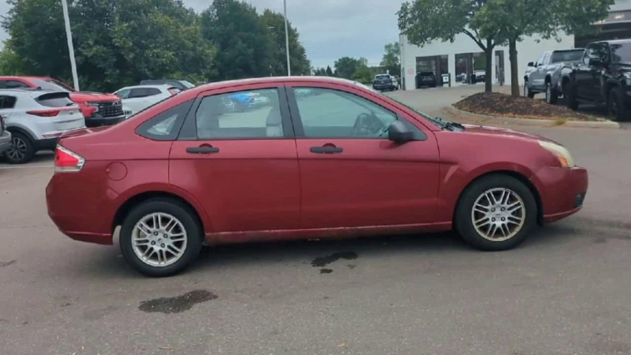 Thumbnail: 2010 Ford Focus - 9