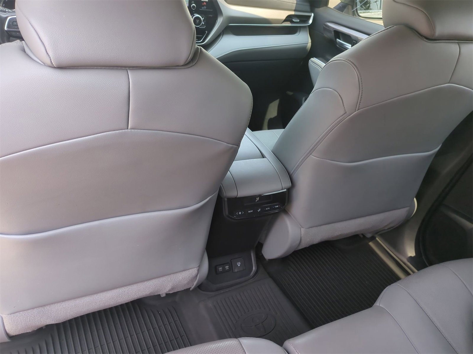 Thumbnail: 2020 Toyota Highlander - 18