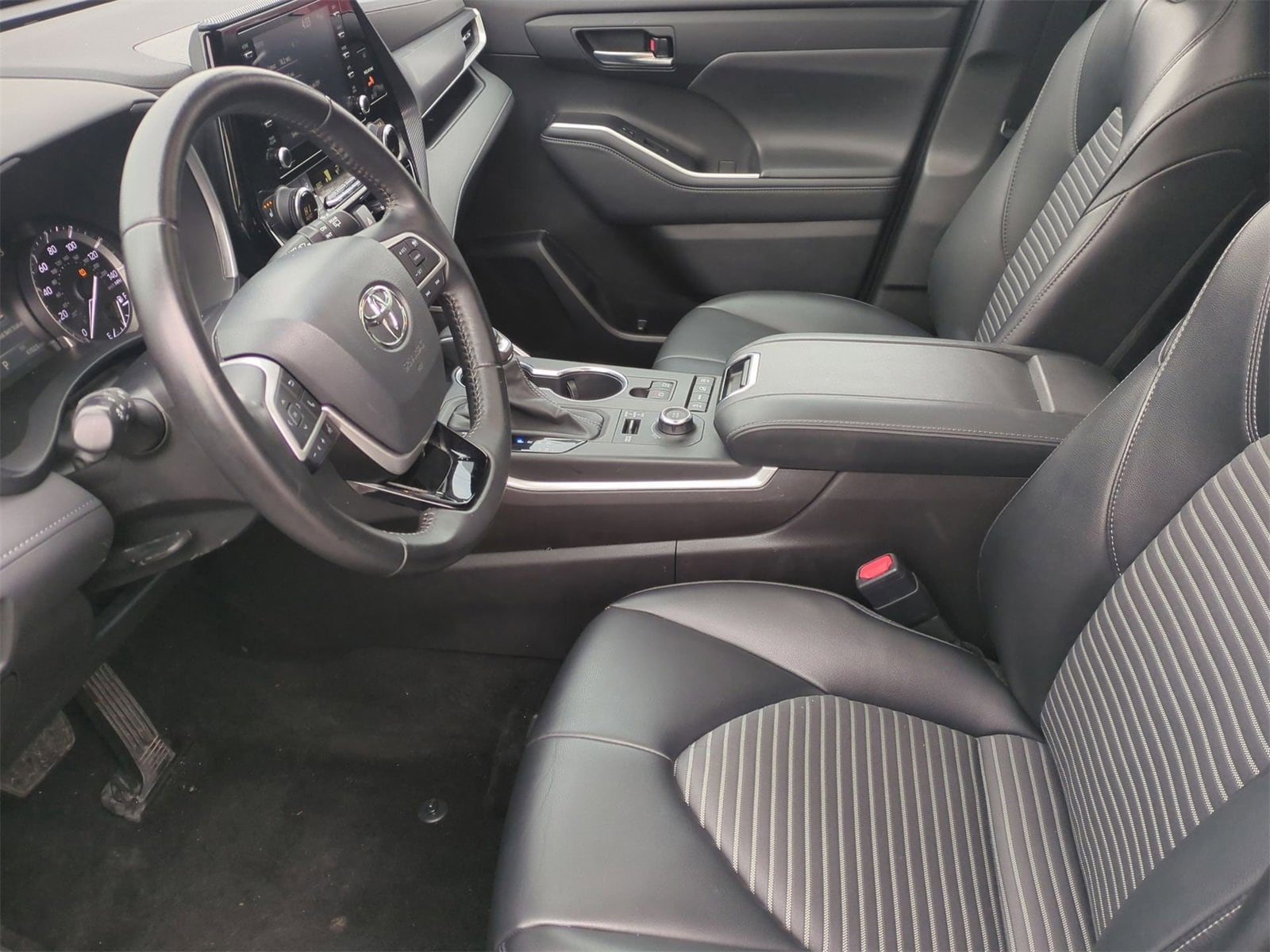 Thumbnail: 2022 Toyota Highlander - 16