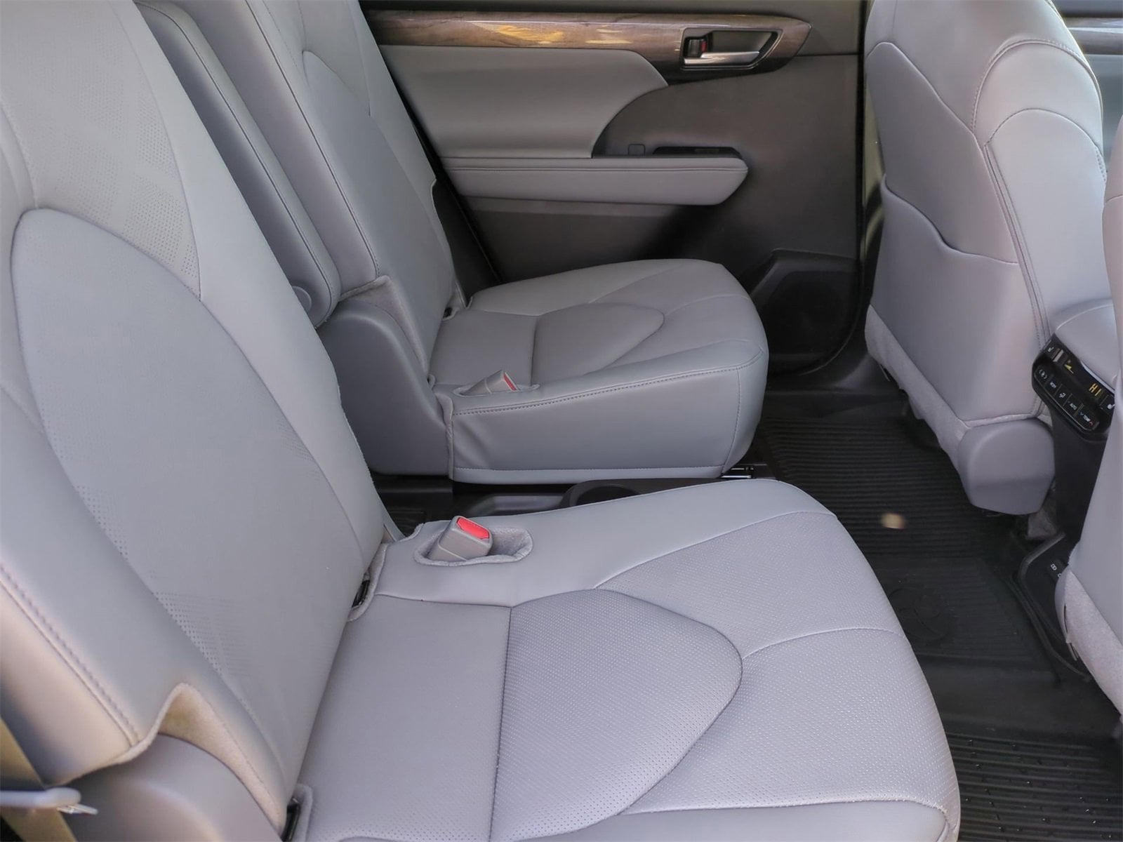 Thumbnail: 2025 Toyota Highlander - 21