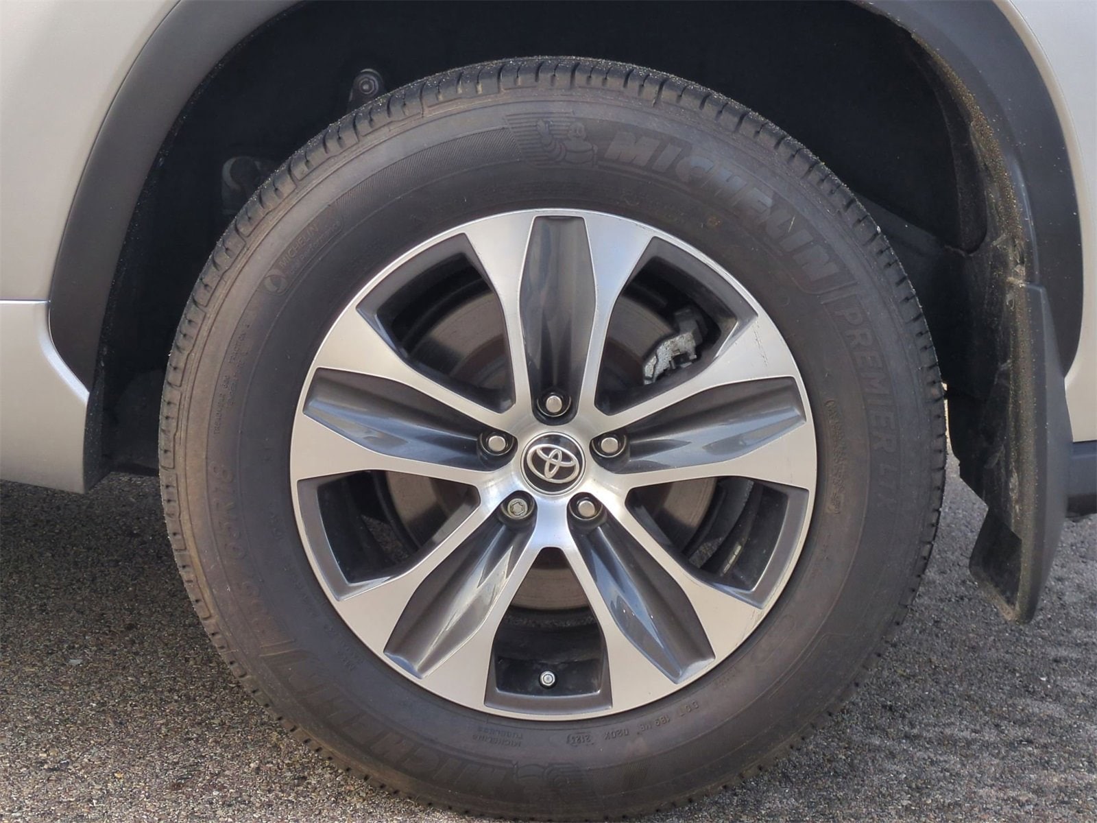 Thumbnail: 2023 Toyota Highlander - 14