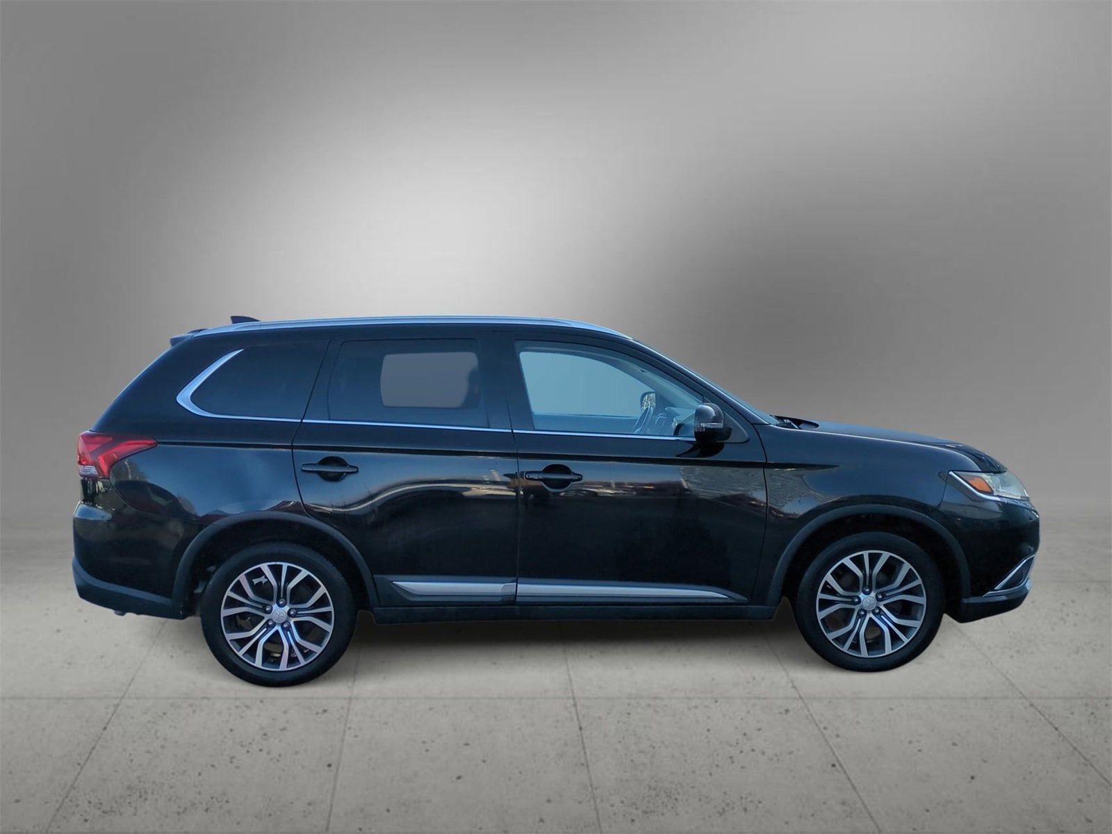 Thumbnail: 2017 Mitsubishi Outlander - 9