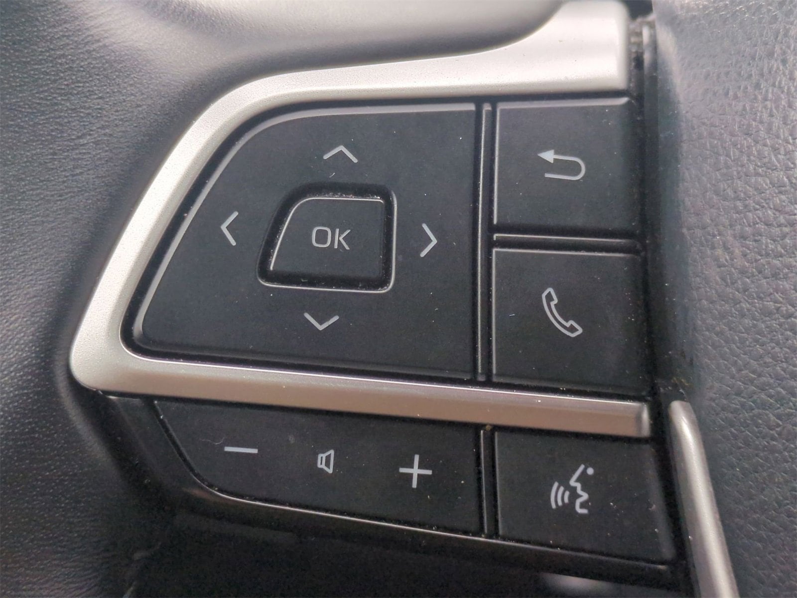 Thumbnail: 2023 Toyota Highlander - 24