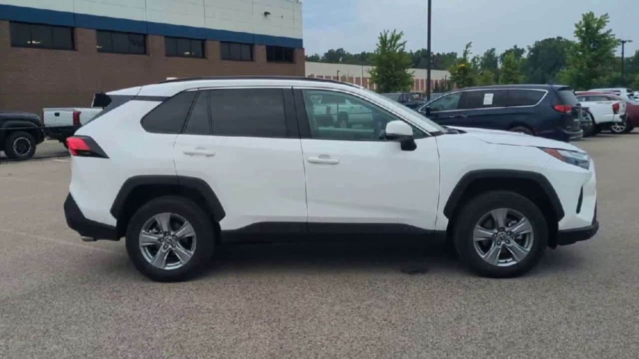 Thumbnail: 2022 Toyota RAV4 - 9