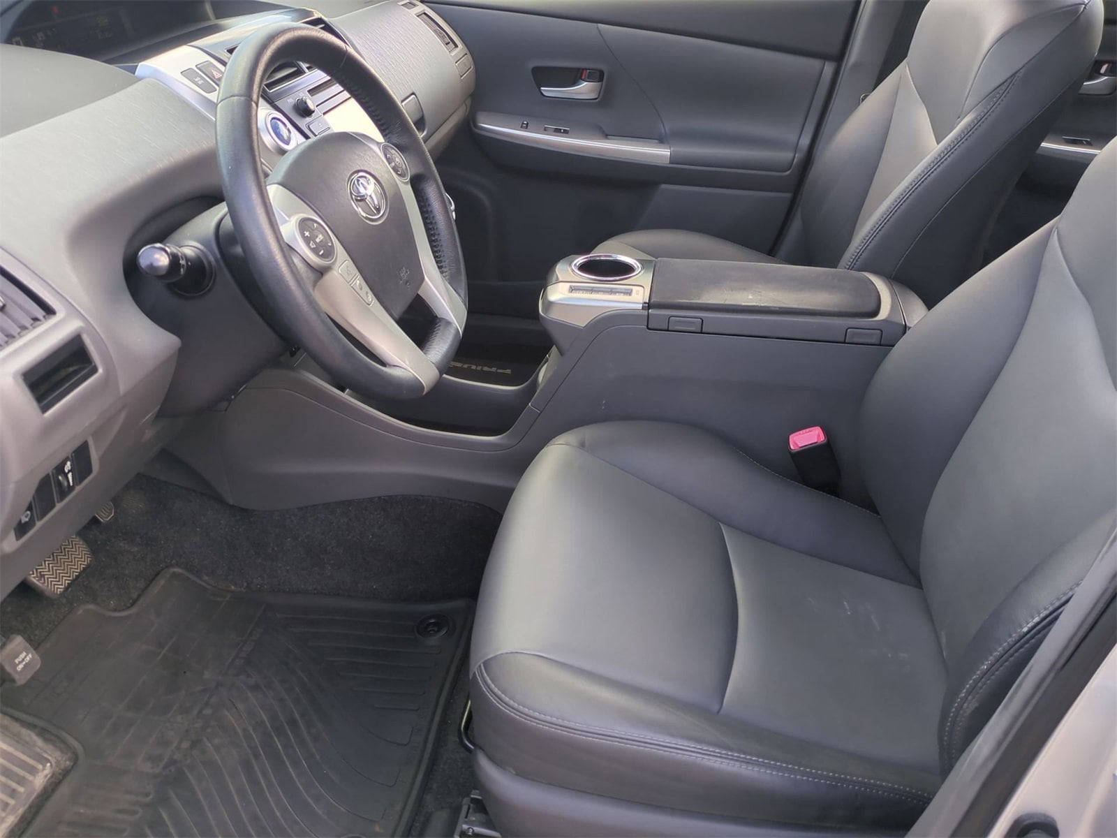 Thumbnail: 2014 Toyota Prius v - 16