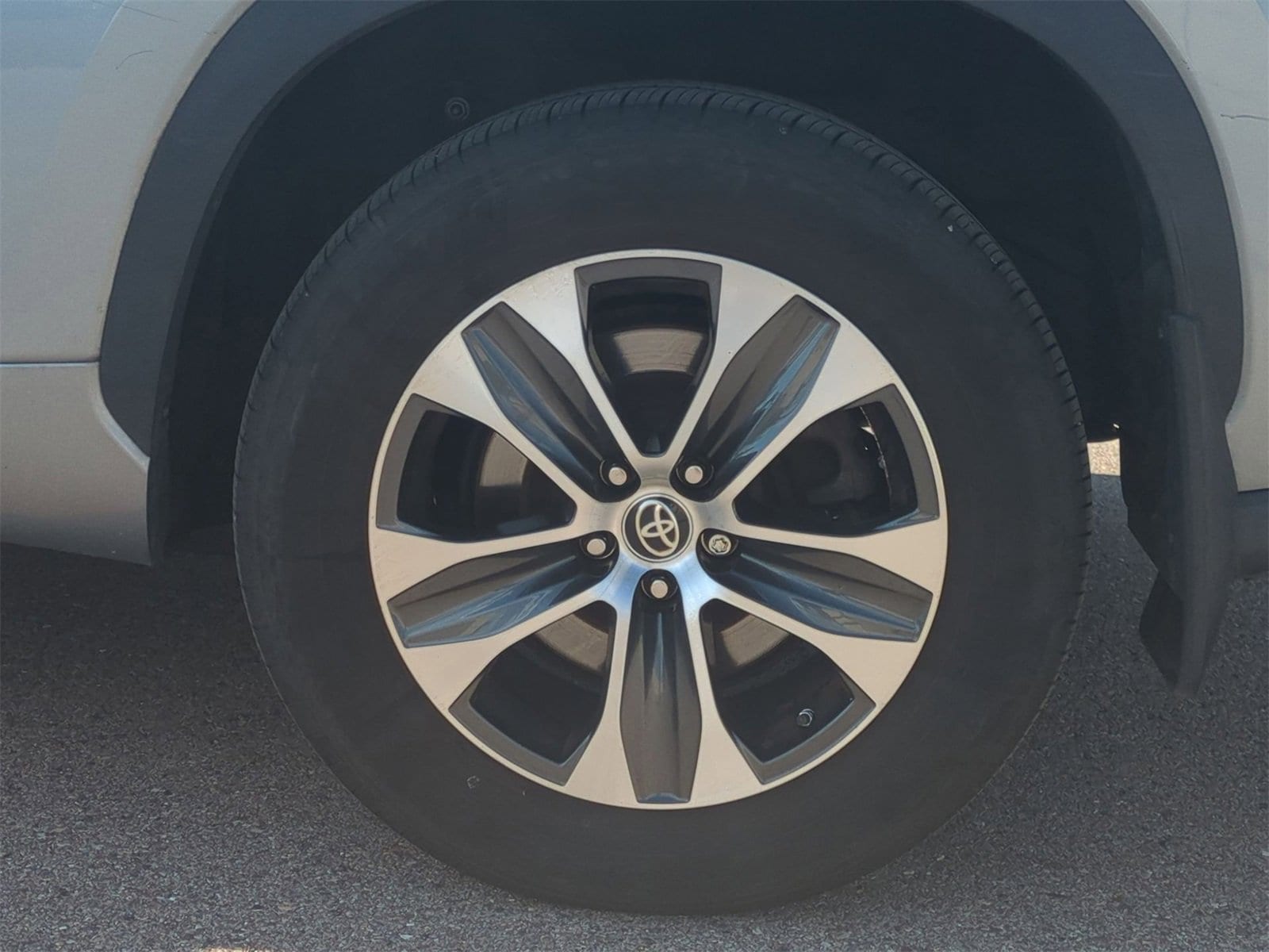 Thumbnail: 2021 Toyota Highlander - 14