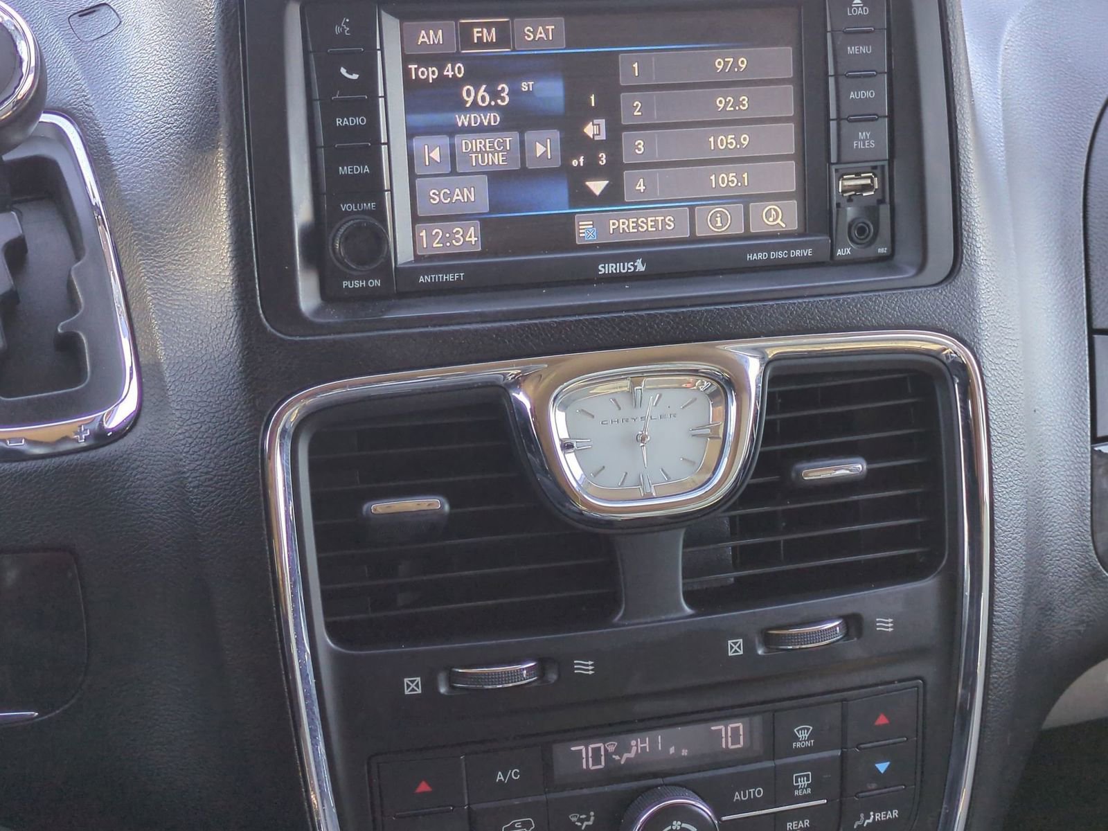 Thumbnail: 2013 Chrysler Town & Country - 27