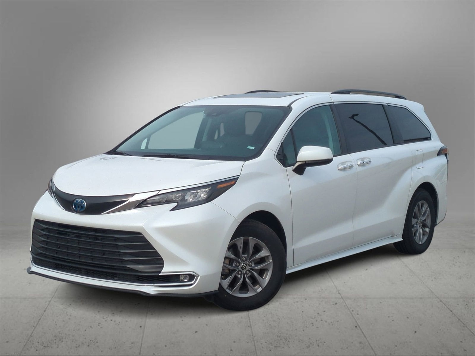 2024 Toyota Sienna XLE's photo