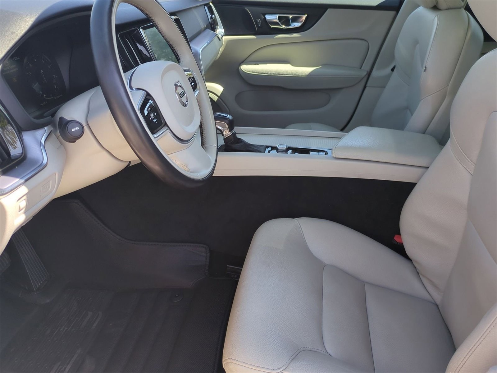 Thumbnail: 2020 Volvo S60 - 16