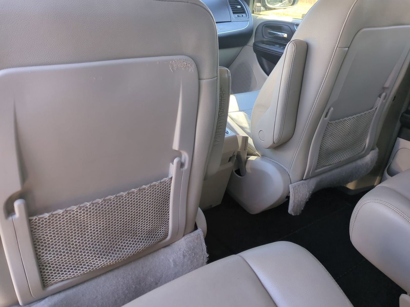 Thumbnail: 2013 Chrysler Town & Country - 18