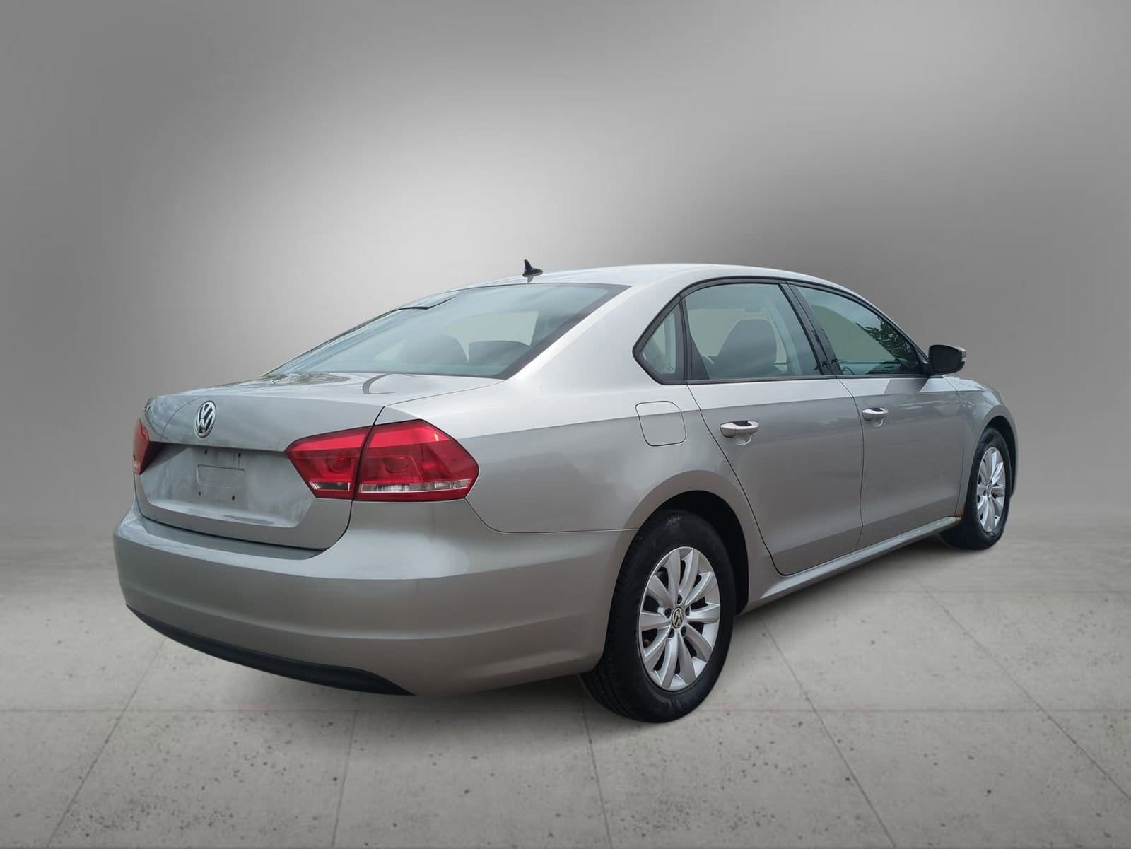 Thumbnail: 2013 Volkswagen Passat - 8