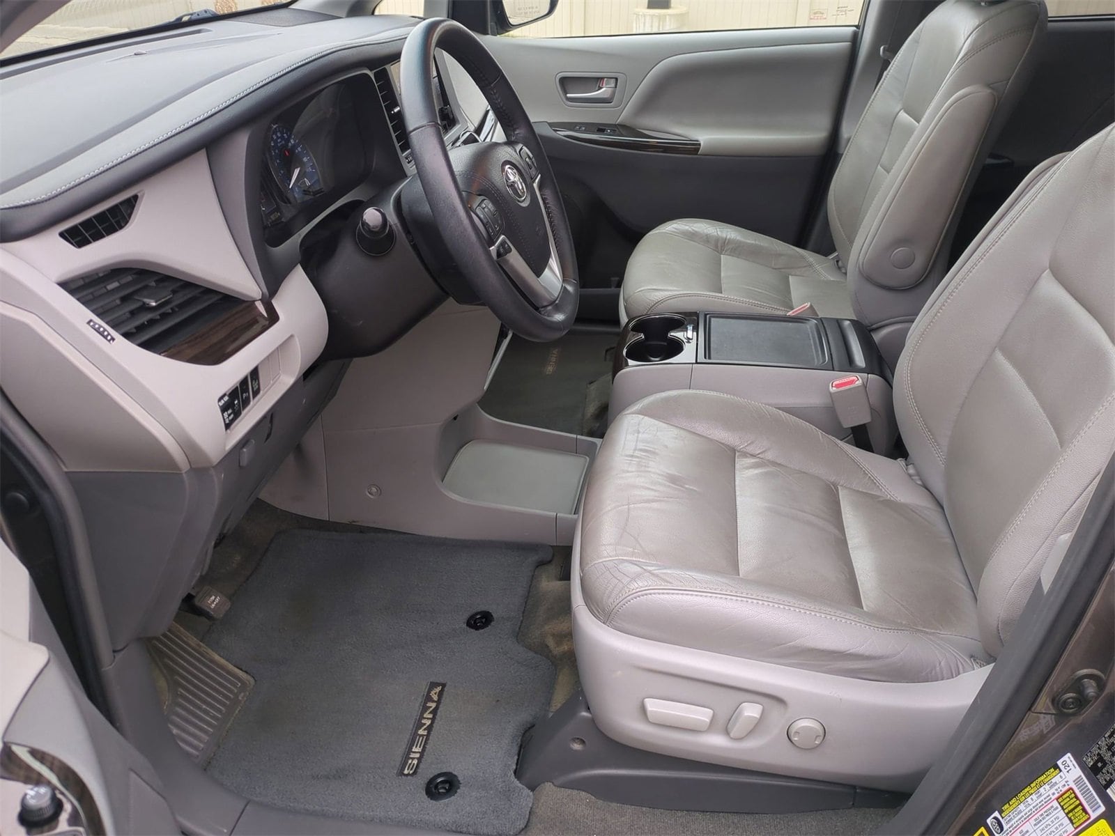 Thumbnail: 2017 Toyota Sienna - 16
